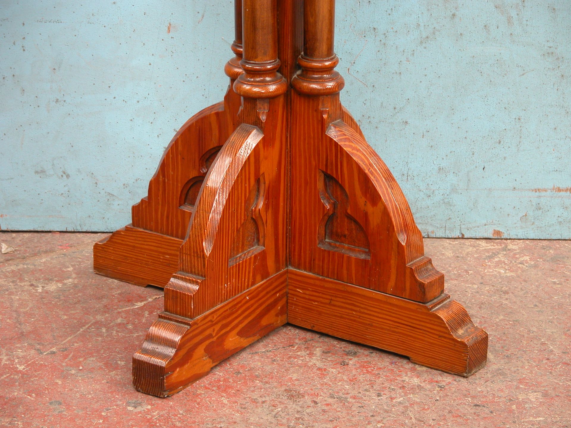 *PITCH PINE GOTHIC STAND WITH OCTAGONAL TOP AND TURNED COLUMNS. CIRCA 1890. 1035MM (40.75IN) HIGH - Image 3 of 5