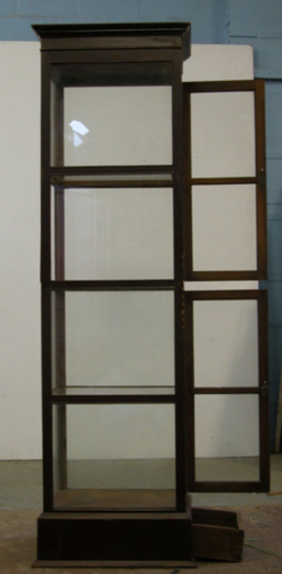 ANTIQUE TEAK SHOWCASE, LATE VICTORIAN. HEIGHT 2285MM (90IN) X WIDTH 545MM (21.25IN) X CORNICE DEPTH - Image 3 of 6