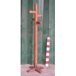 *PITCH PINE POST/HAT STAND, LATE 1900'S. HEIGHT 2200MM (86.5IN) X WIDTH 640MM (25.25IN) OF BASE X