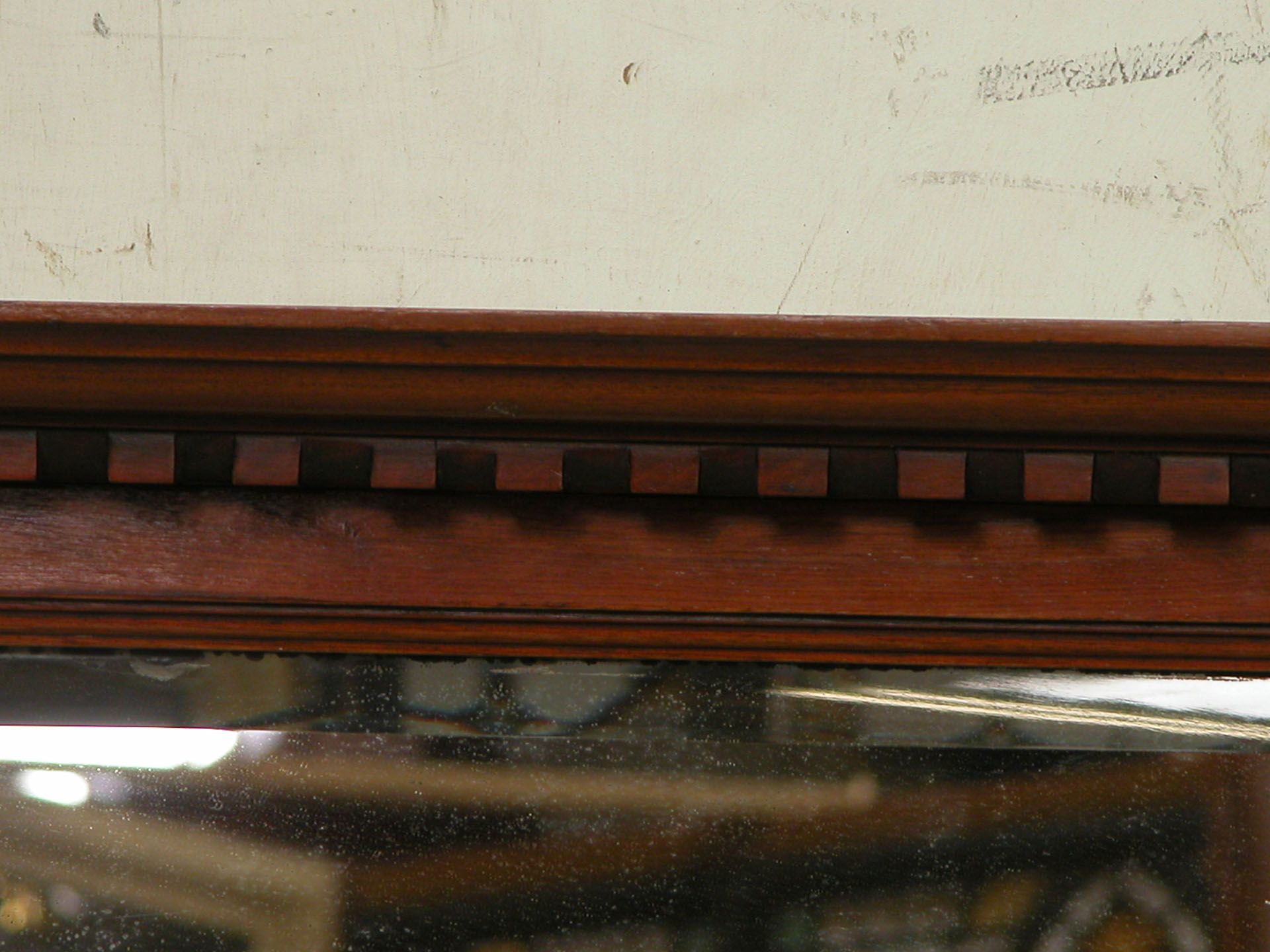 *VICTORIAN MAHOGANY FRAMED BEVELLED MIRROR WITH DENTIL CORNICE. HEIGHT 810MM (32IN) X WIDTH 980MM ( - Image 3 of 3