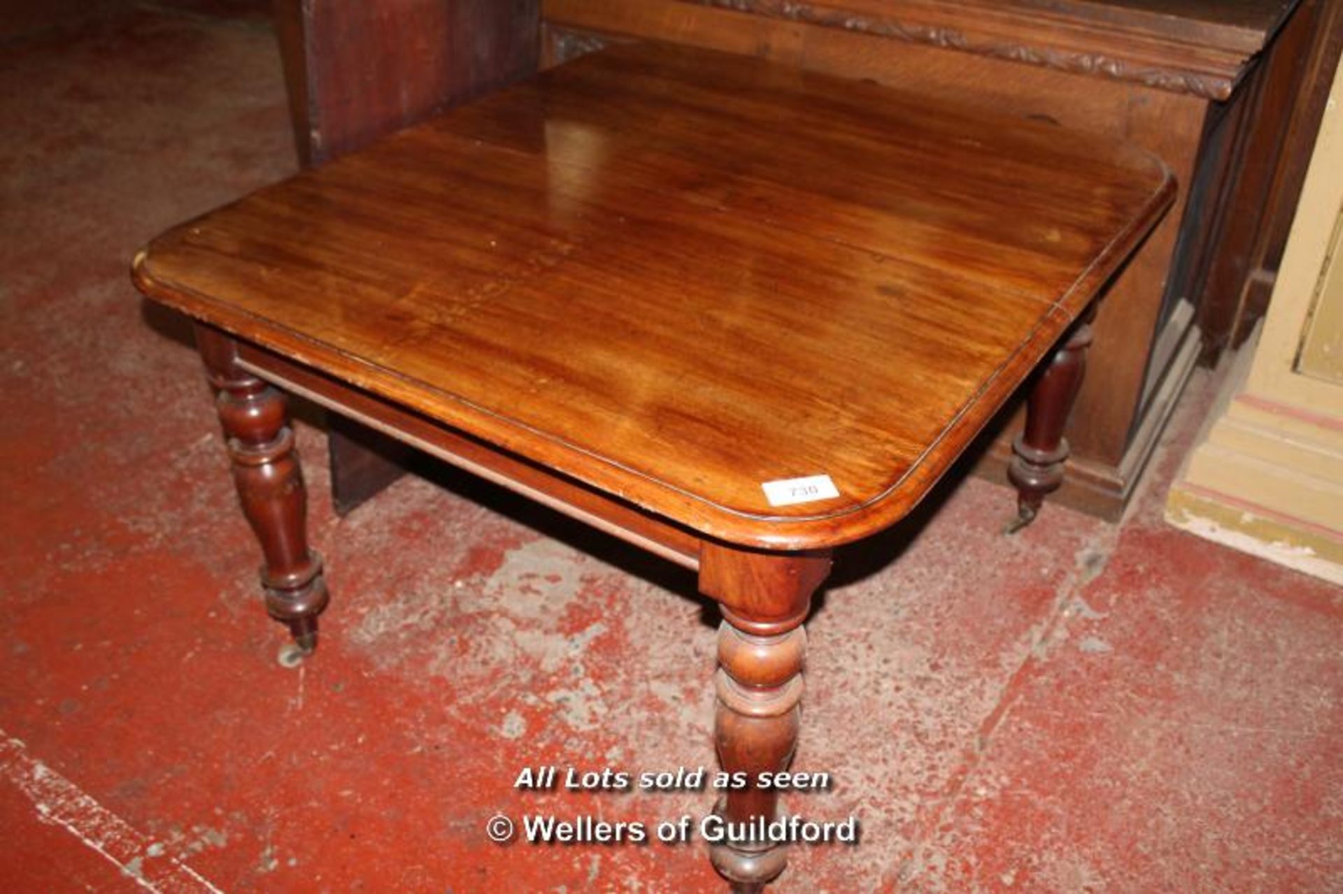 *MAHOGANY EXTENDING DINING TABLE