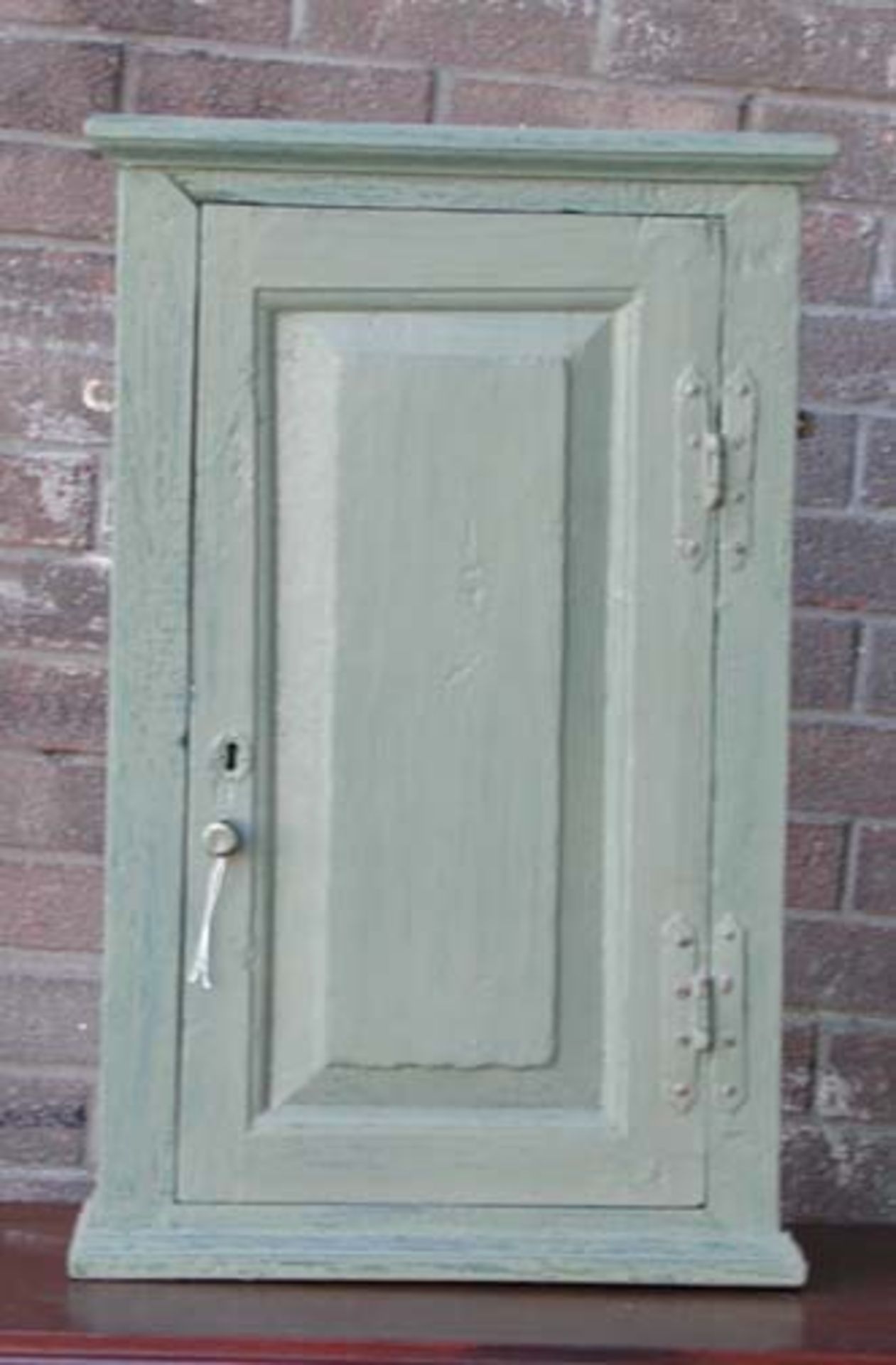 SMALL 18TH CENTURY PAINTED PINE WALL CUPBOARD. HEIGHT 740MM (29IN) X WIDTH 480MM (19IN) X DEPTH - Image 2 of 4