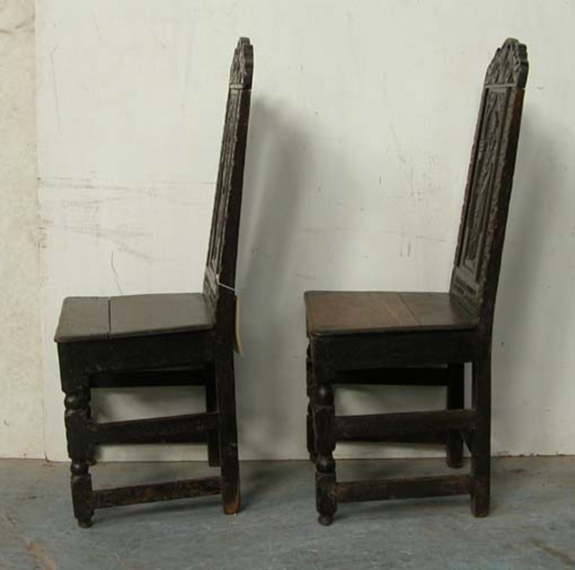 *PAIR OF OAK CHAIRS WITH CARVED MEDIEVAL FIGURES, LATE VICTORIAN. HEIGHT 1055MM (41.5IN) X WIDTH - Image 6 of 6