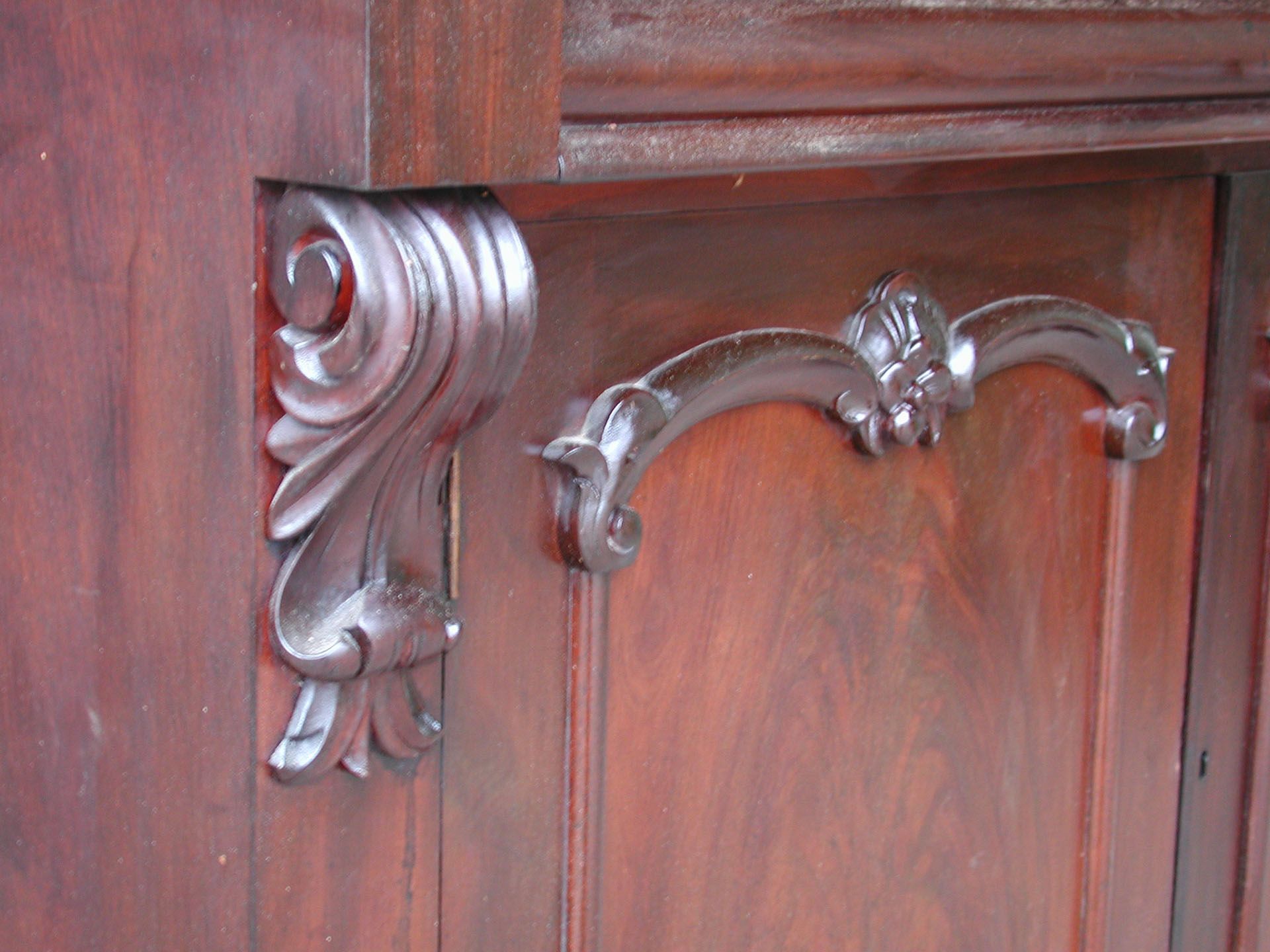 *MAHOGANY VENEERED CHIFFONIER, EARLY 1900S. HEIGHT 915MM (36IN) X WIDTH 1300MM (51.25IN) X DEPTH - Image 3 of 4