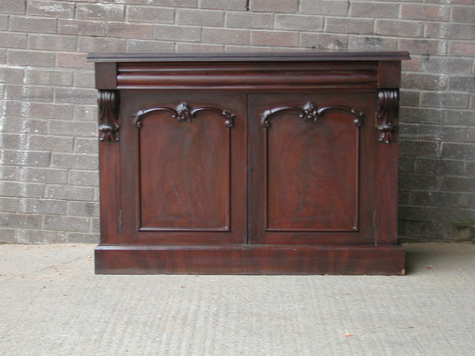 *MAHOGANY VENEERED CHIFFONIER, EARLY 1900S. HEIGHT 915MM (36IN) X WIDTH 1300MM (51.25IN) X DEPTH - Image 4 of 4