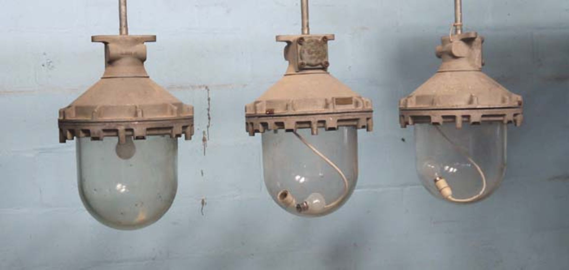 *LARGE INDUSTRIAL HANGING LIGHT. 500MM (19.75") HIGH X 330MM (13") DROP X 320MM (12.25") DIAMETER [