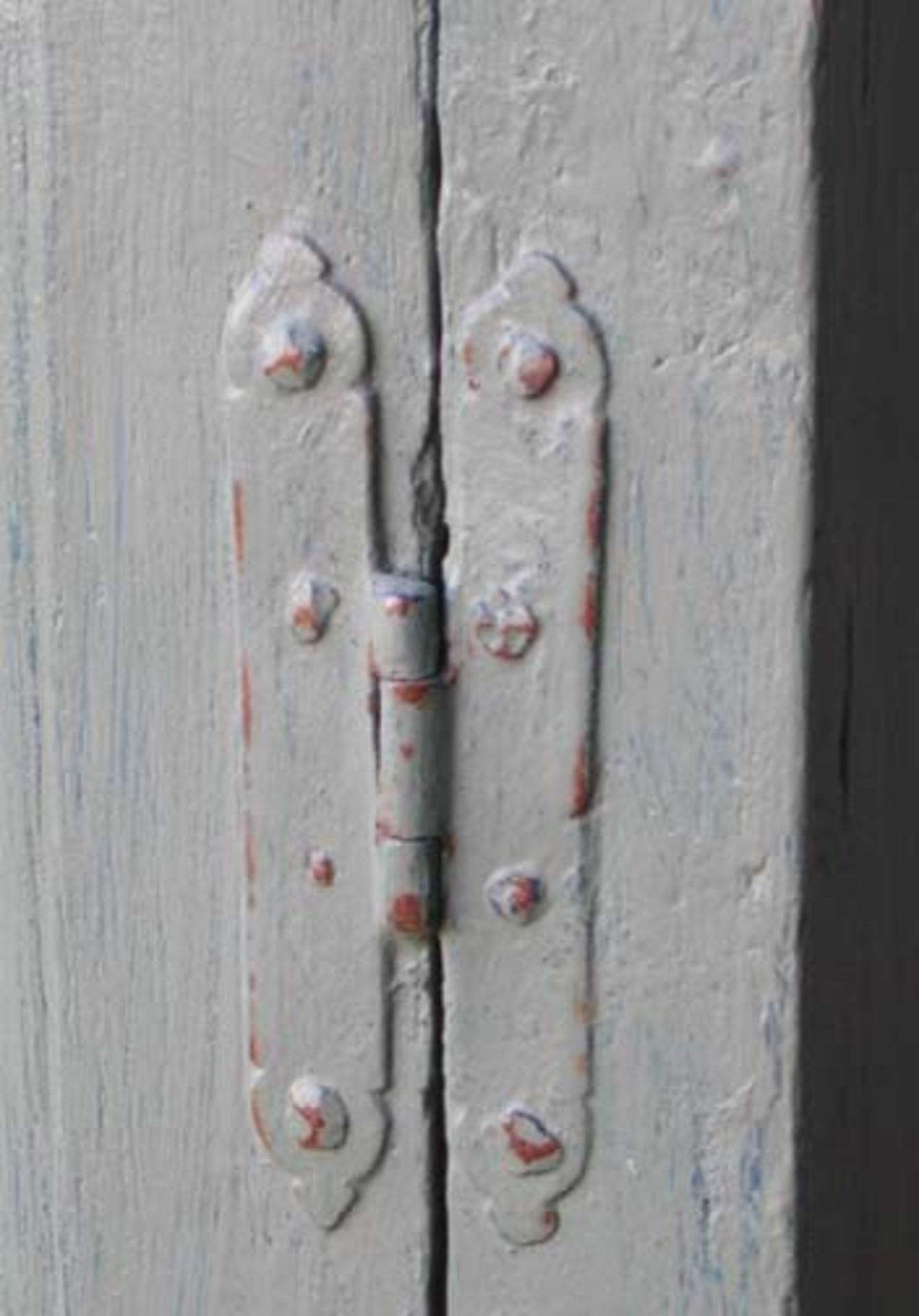 SMALL 18TH CENTURY PAINTED PINE WALL CUPBOARD. HEIGHT 740MM (29IN) X WIDTH 480MM (19IN) X DEPTH - Image 3 of 4