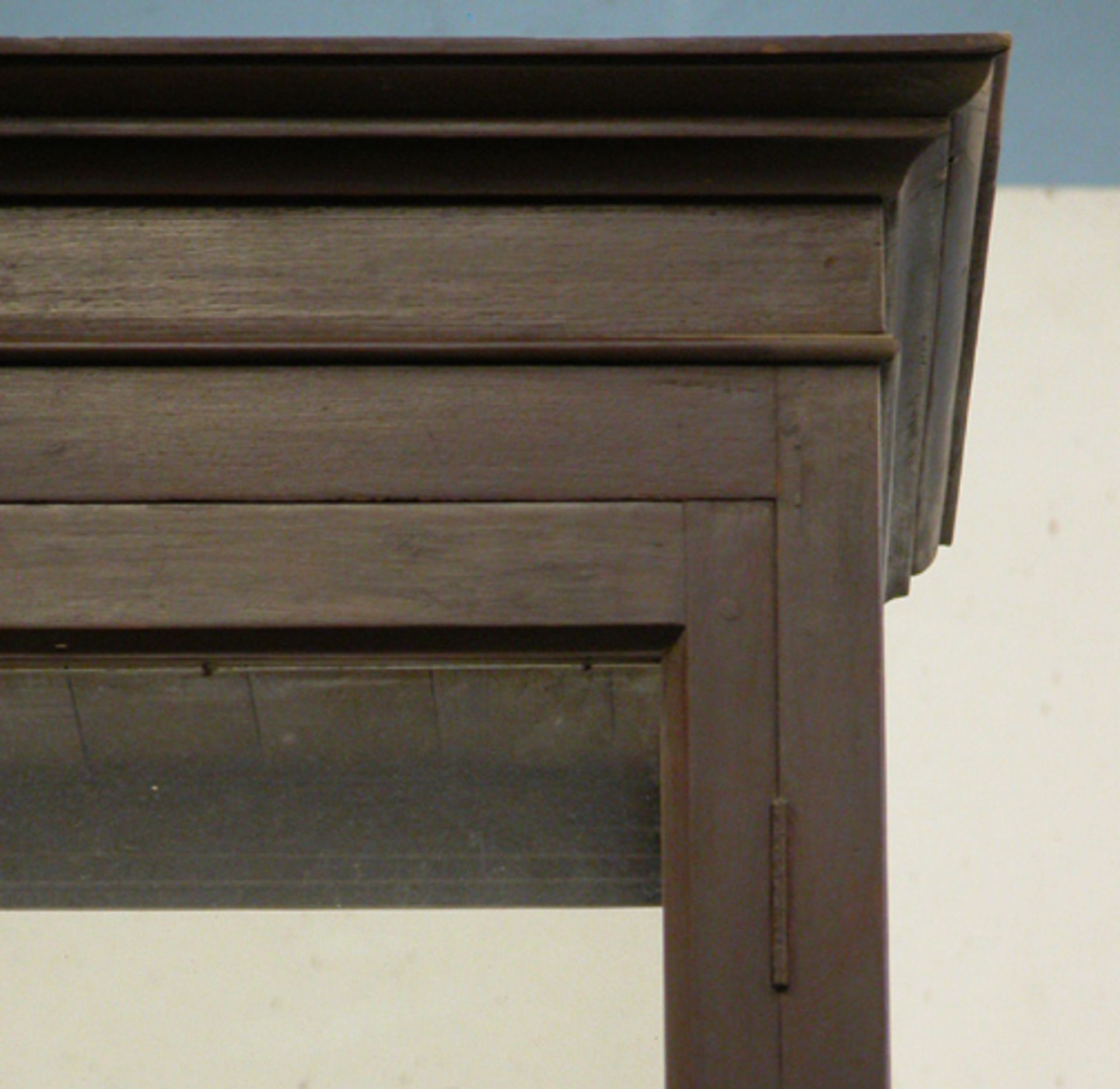 ANTIQUE TEAK SHOWCASE, LATE VICTORIAN. HEIGHT 2285MM (90IN) X WIDTH 545MM (21.25IN) X CORNICE DEPTH - Image 5 of 6
