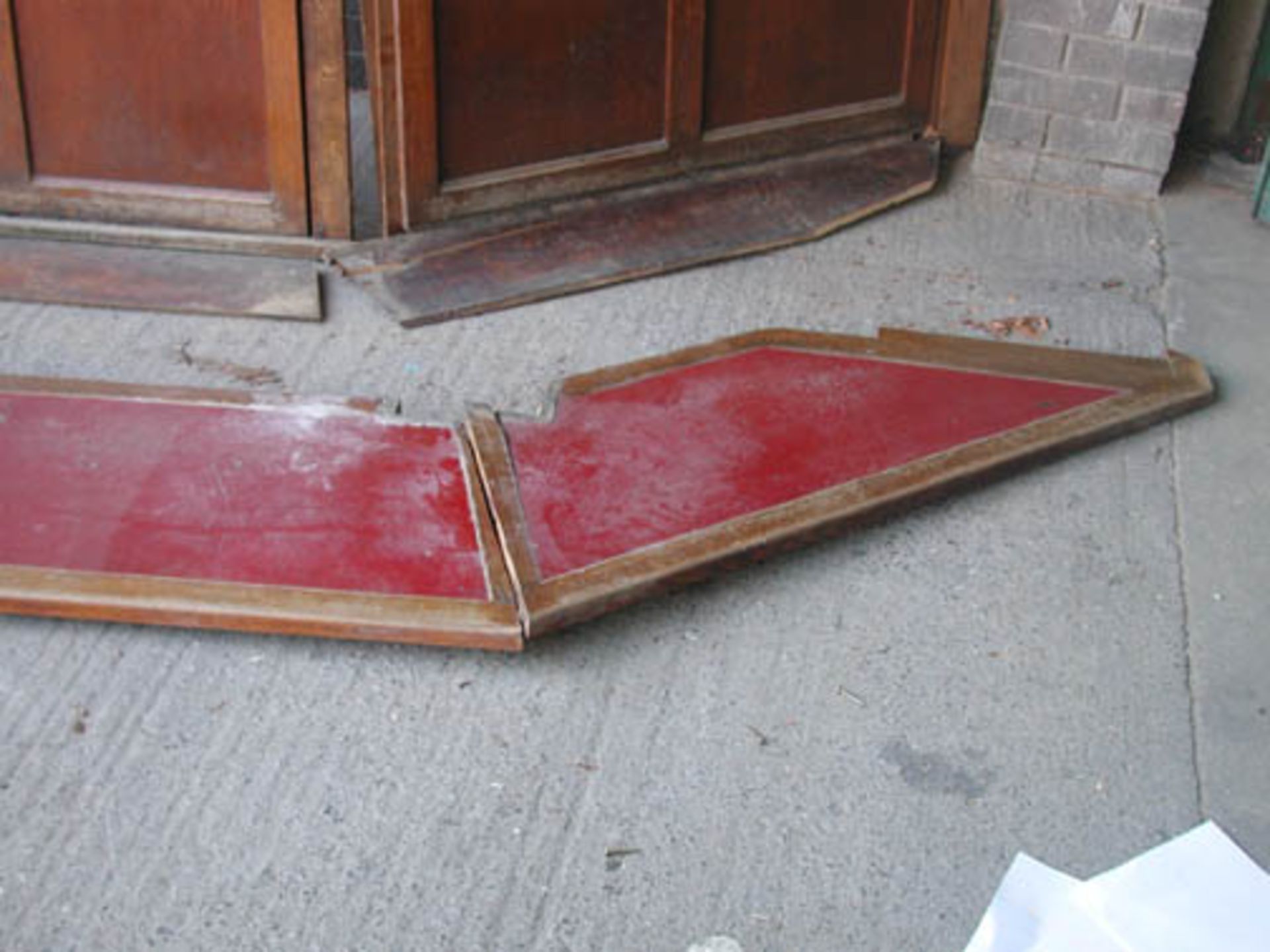 *4.7M RECLAIMED 1940S OAK PUB CAFE BAR FRONT PANELLING. A PLAIN AND HANDSOME MID CENTURY BAR TOP AND - Bild 5 aus 7