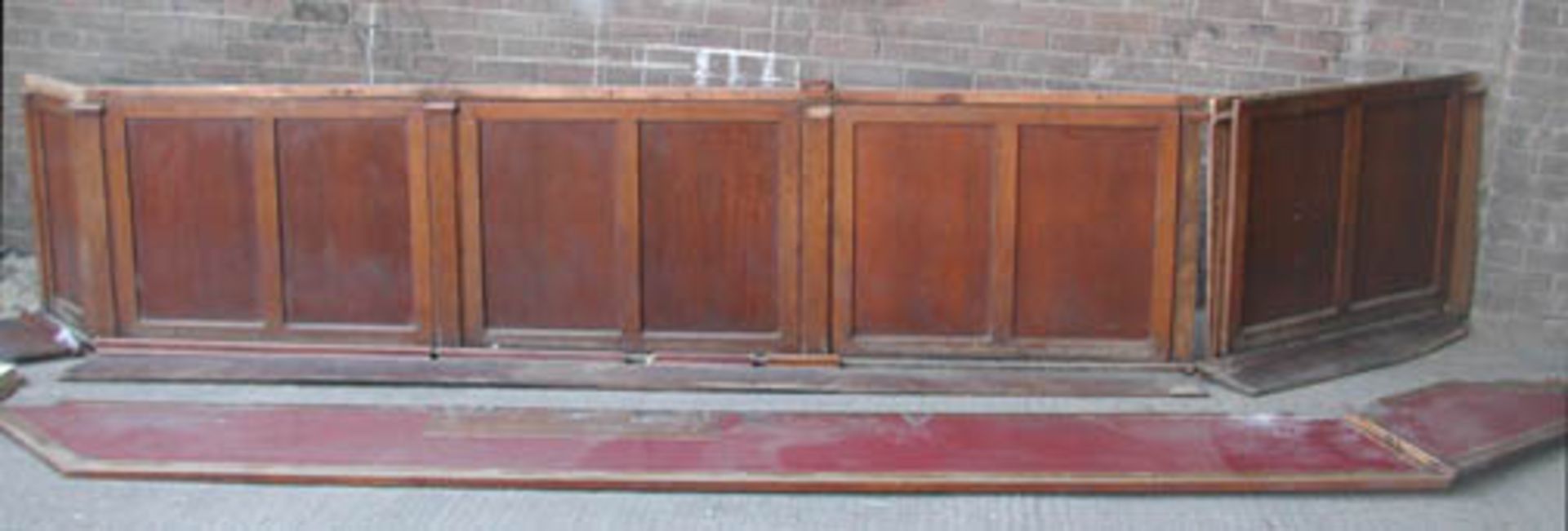 *4.7M RECLAIMED 1940S OAK PUB CAFE BAR FRONT PANELLING. A PLAIN AND HANDSOME MID CENTURY BAR TOP AND - Bild 7 aus 7