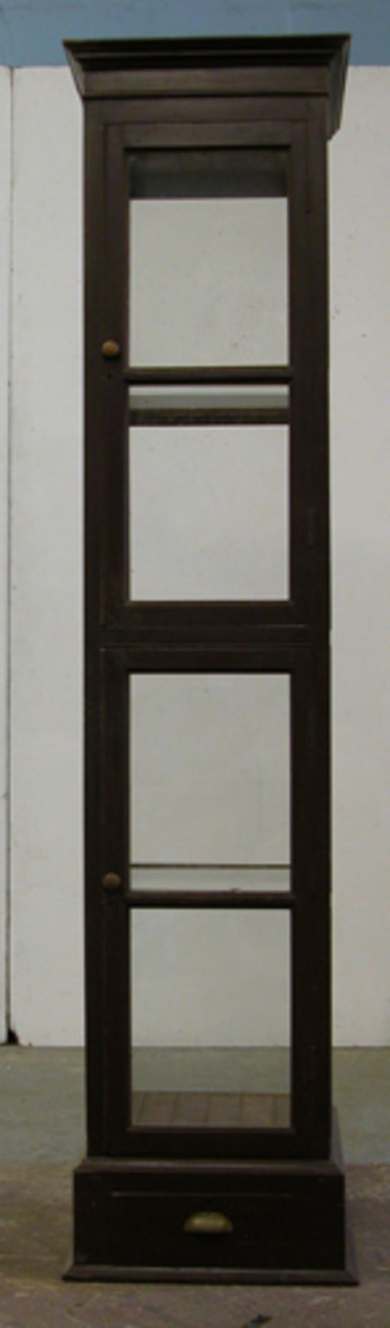 ANTIQUE TEAK SHOWCASE, LATE VICTORIAN. HEIGHT 2285MM (90IN) X WIDTH 545MM (21.25IN) X CORNICE DEPTH - Image 2 of 6