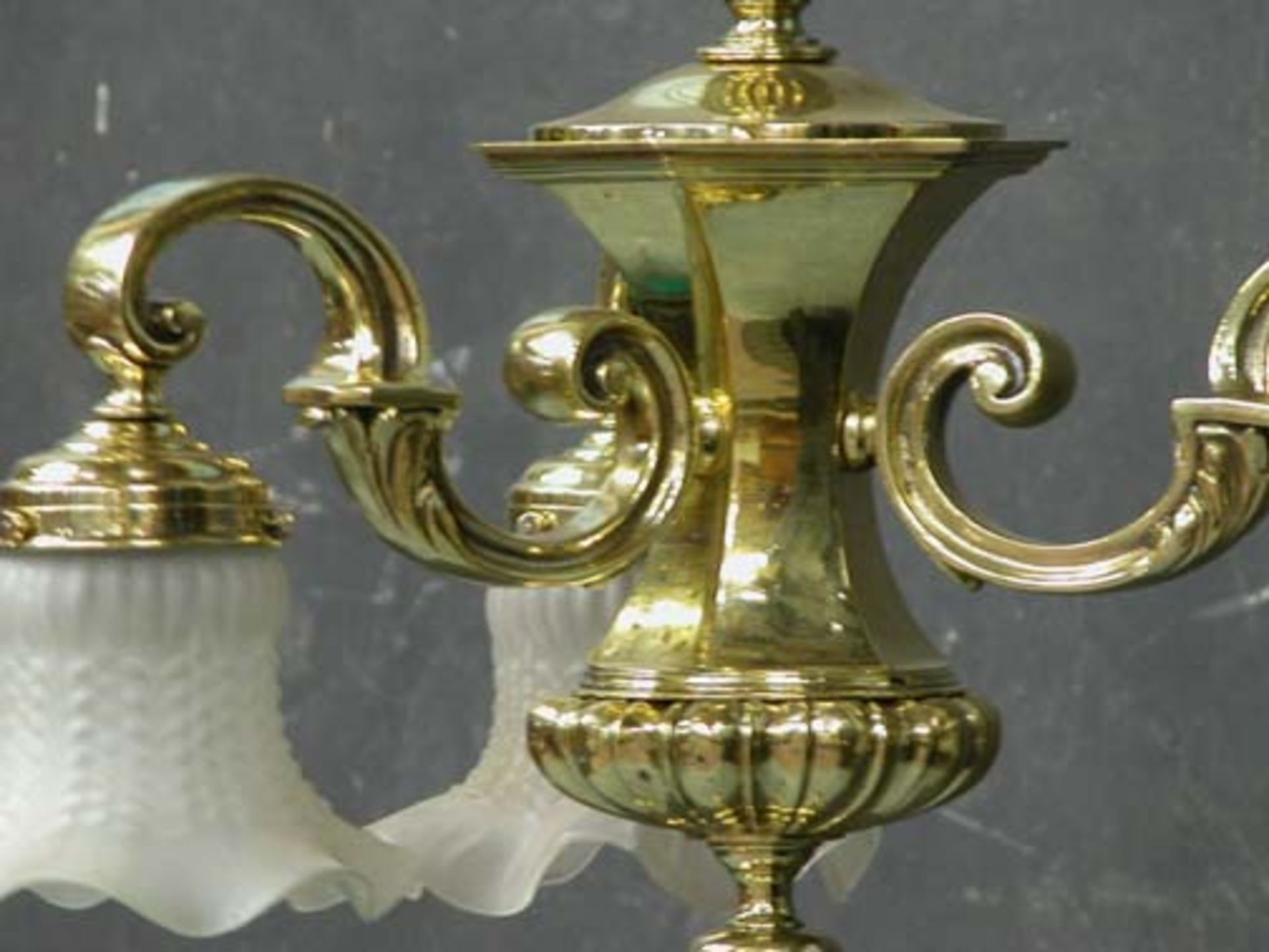 *CLASSICAL STYLE BRASS LIGHT FITTING, ELECTRIFIED, MID 1900. HEIGHT 630MM (24.75IN) X DIAMETER 470MM - Image 4 of 6