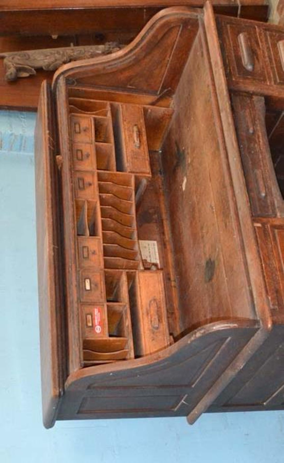 *VICTORIAN OAK ROLL TOP DESK NEEDS RESTORATION. 1265MM ( 49.75" ) HIGH X 1270MM ( 50" ) WIDE X 810MM - Image 5 of 6