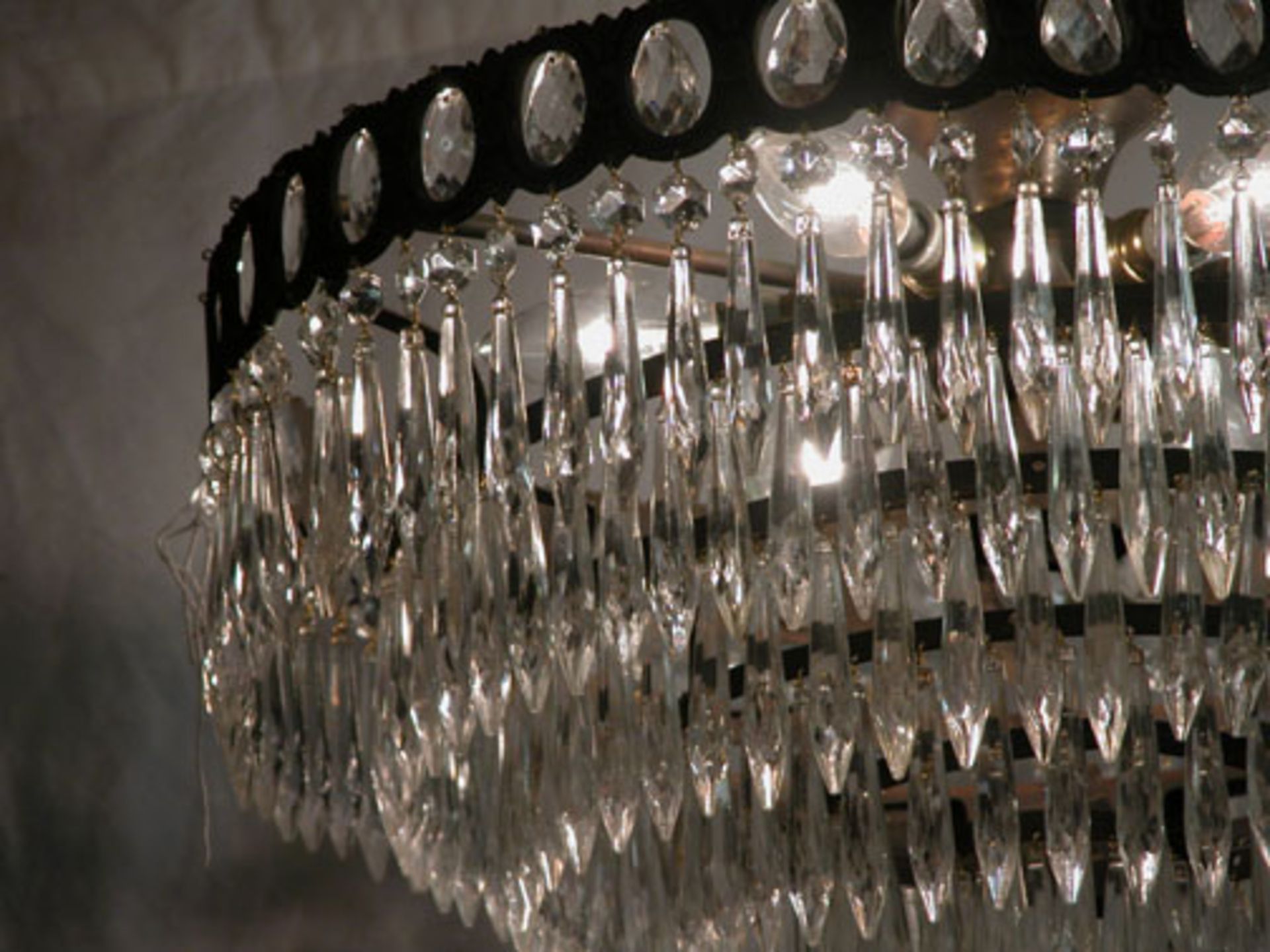 *CHANDELIER WITH LOZENGE SHAPED DROPLETS, MID 1900S. HEIGHT 610MM (24IN) X DIAMETER 485MM (19IN) [ - Image 3 of 4