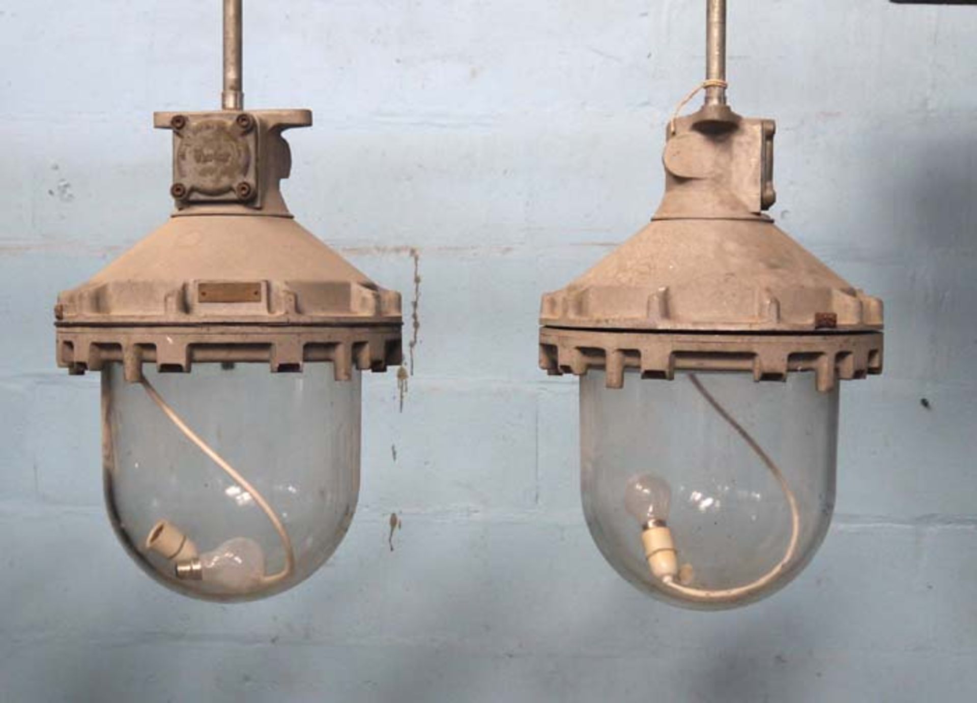 *LARGE INDUSTRIAL HANGING LIGHT. 500MM (19.75") HIGH X 330MM (13") DROP X 320MM (12.25") DIAMETER [ - Image 2 of 4