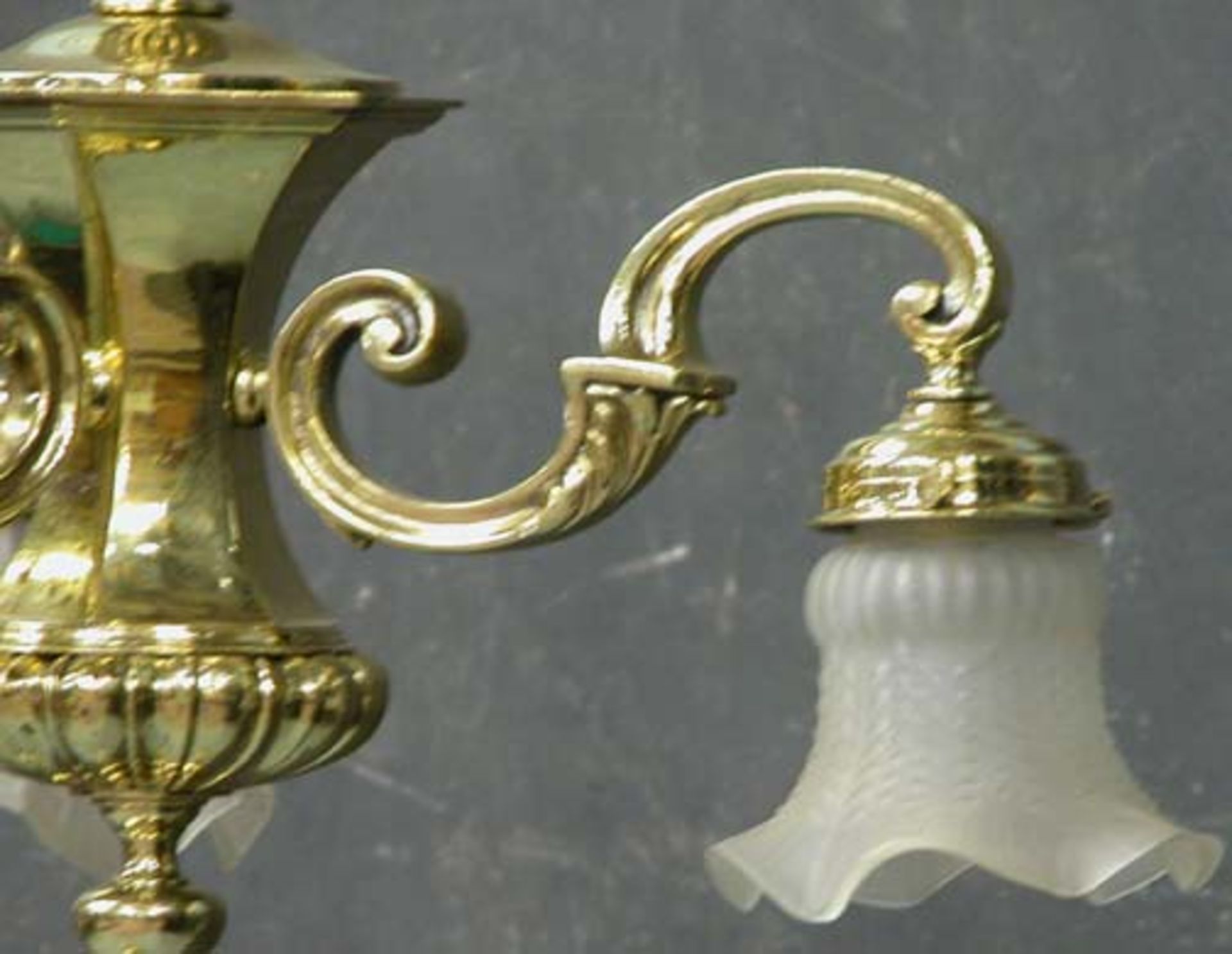 *CLASSICAL STYLE BRASS LIGHT FITTING, ELECTRIFIED, MID 1900. HEIGHT 630MM (24.75IN) X DIAMETER 470MM - Image 3 of 6