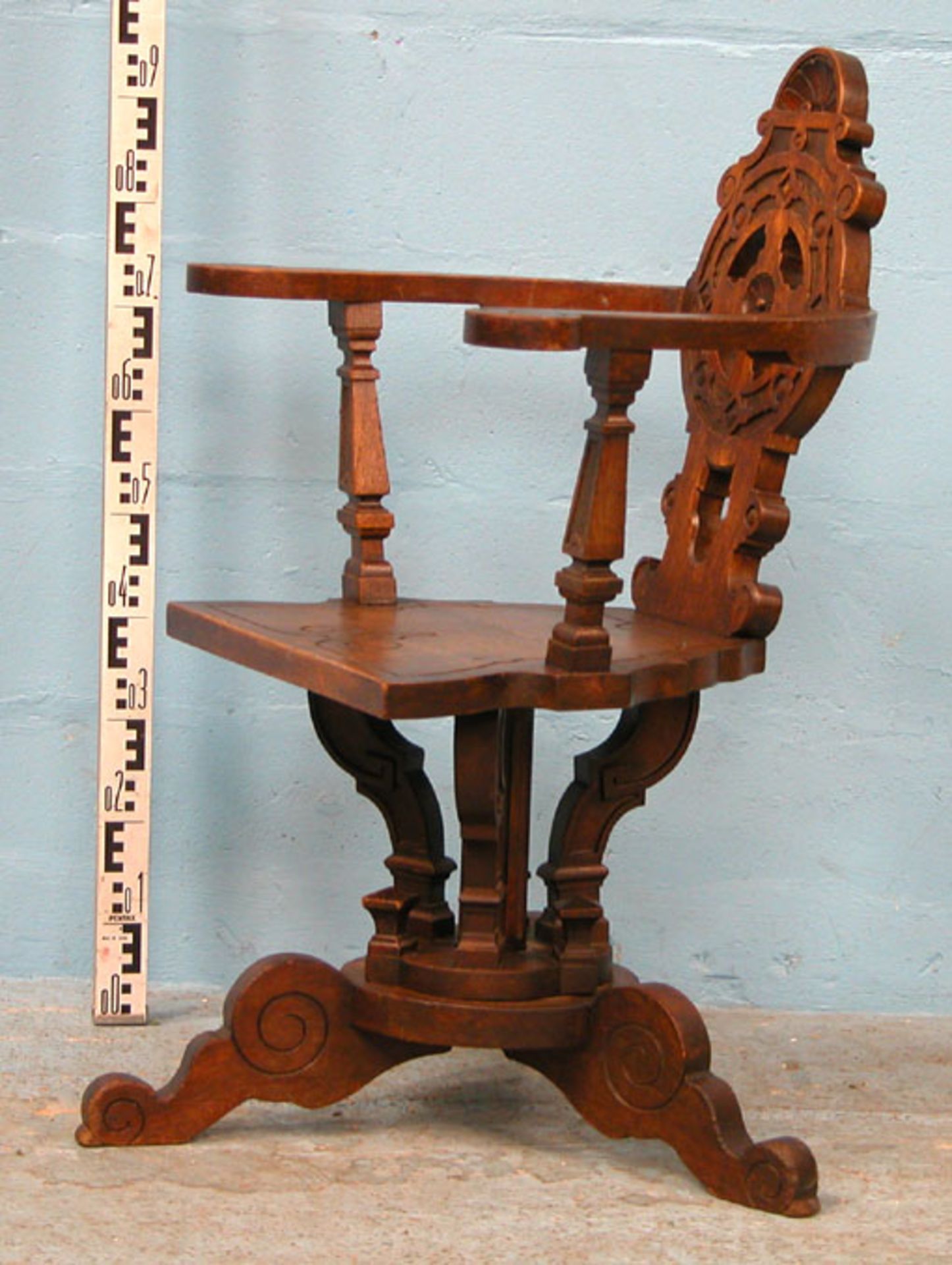 *OAK SWIVEL CHAIR, EARLY 1900S. 965MM (38IN) HIGH X 717MM (28.25IN) WIDE X 482MM (19IN) DEEP [0] - Image 3 of 5