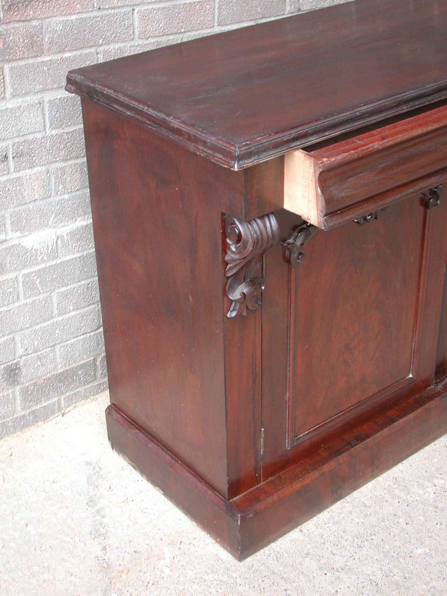 *MAHOGANY VENEERED CHIFFONIER, EARLY 1900S. HEIGHT 915MM (36IN) X WIDTH 1300MM (51.25IN) X DEPTH - Image 2 of 4