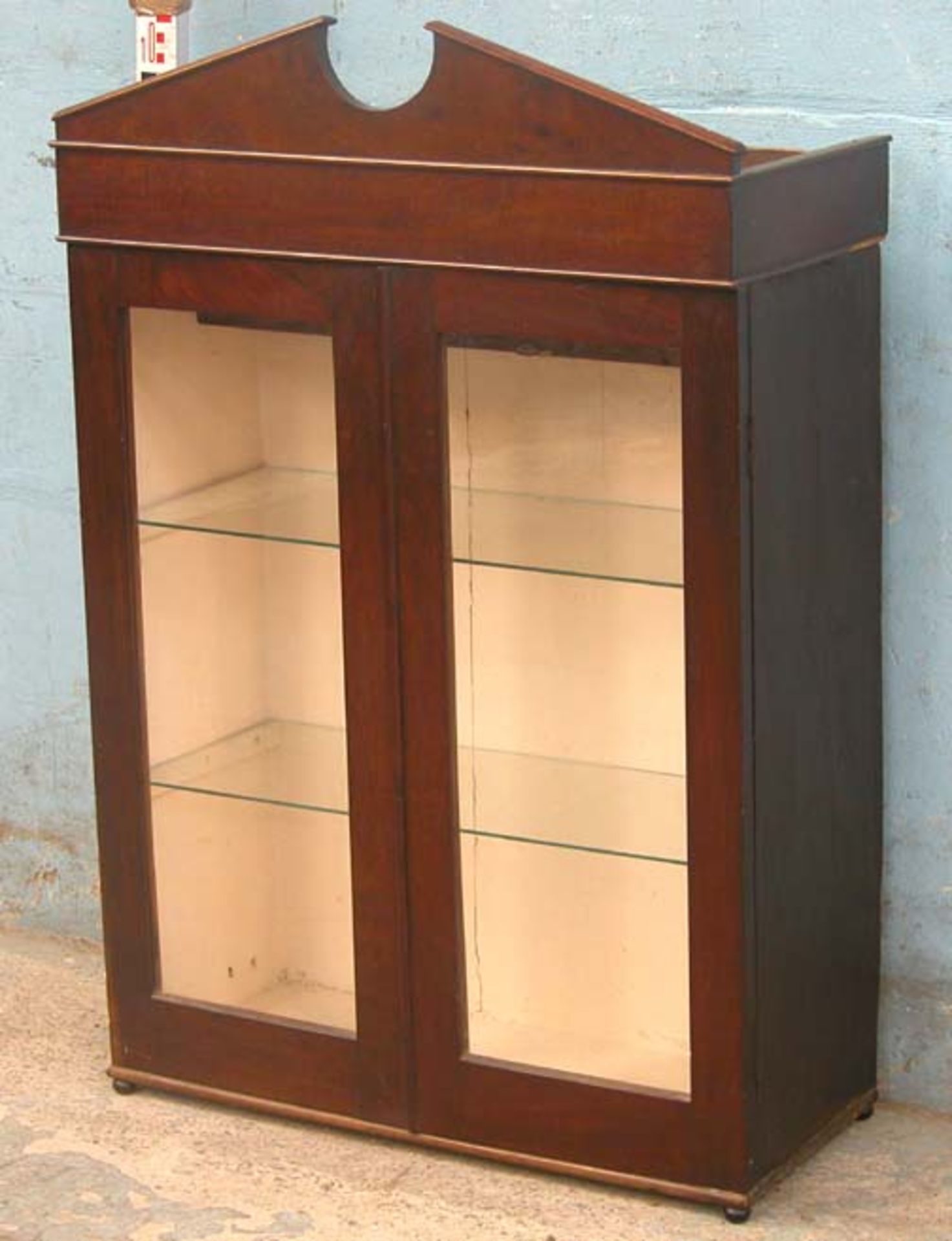 *SMALL ANTIQUE MAHOGANY SHOWCASE, EARLY 1900S. HEIGHT 1090MM (42.75IN) X WIDTH 720MM (28.25IN) X