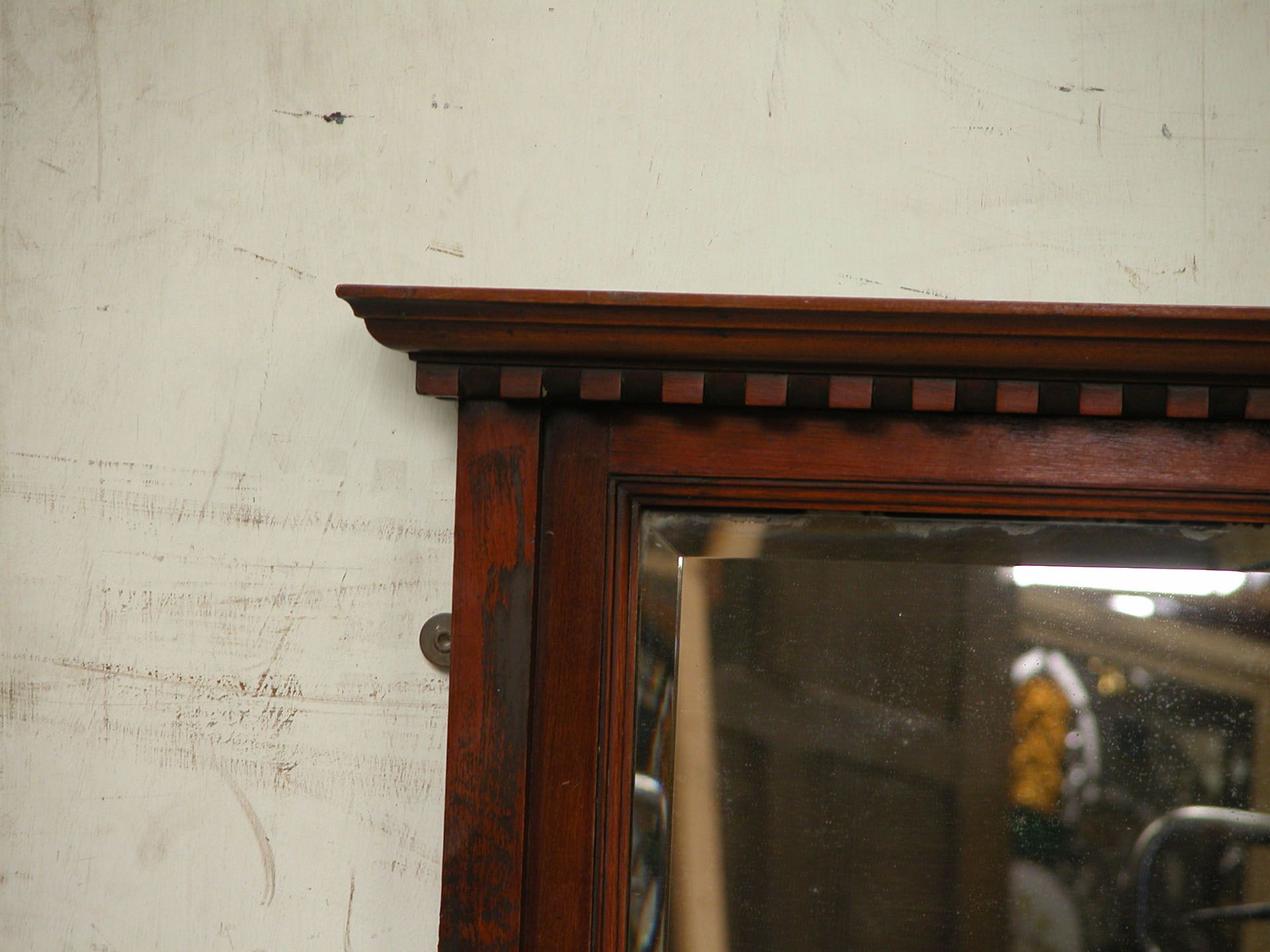 *VICTORIAN MAHOGANY FRAMED BEVELLED MIRROR WITH DENTIL CORNICE. HEIGHT 810MM (32IN) X WIDTH 980MM ( - Image 2 of 3