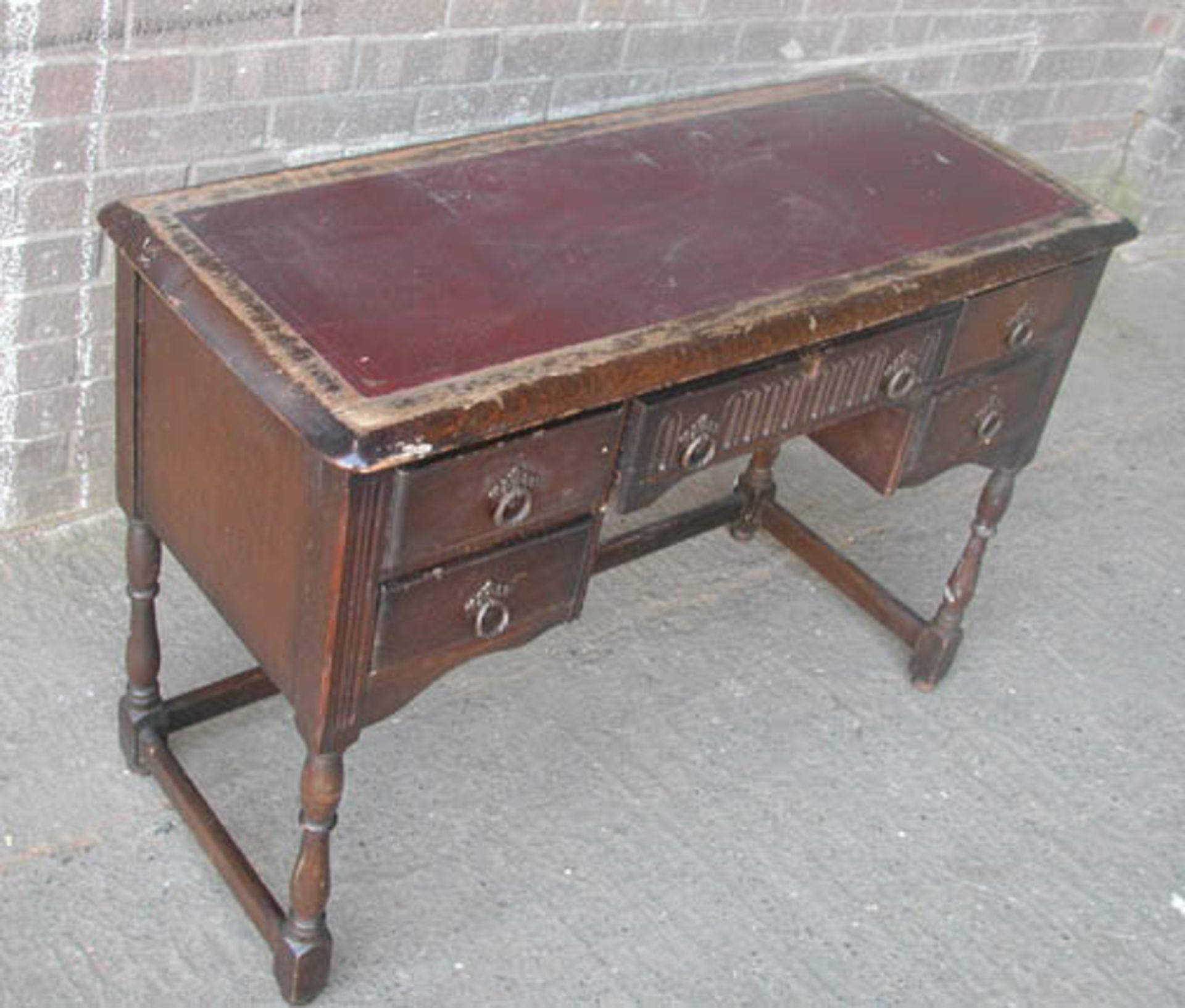 *SMALL OAK SERVER, MID 1900'S. HEIGHT 745MM (29.25IN) X WIDTH 1065MM (42IN) X DEPTH 455MM (18IN) [ - Image 3 of 4