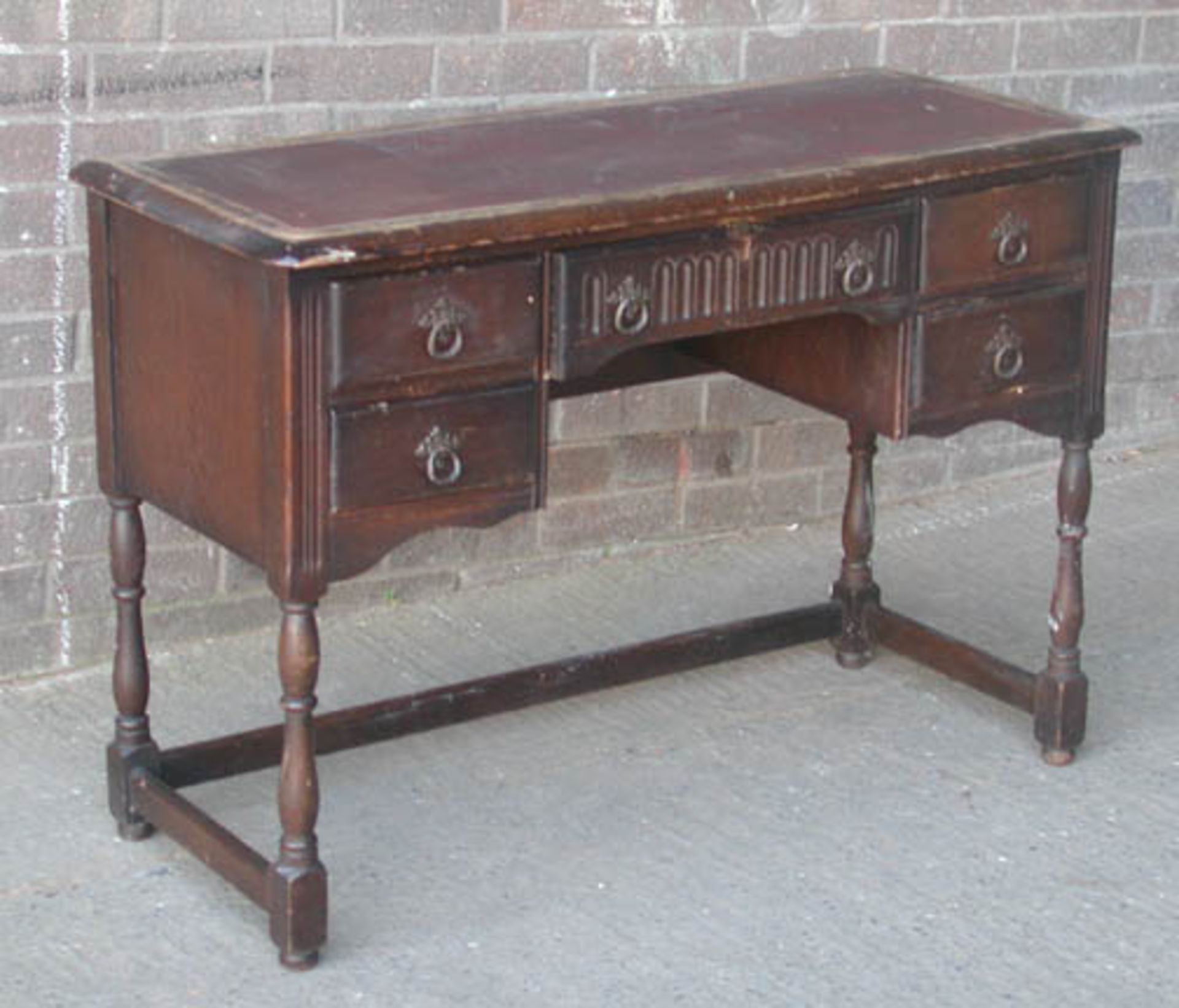 *SMALL OAK SERVER, MID 1900'S. HEIGHT 745MM (29.25IN) X WIDTH 1065MM (42IN) X DEPTH 455MM (18IN) [ - Image 4 of 4