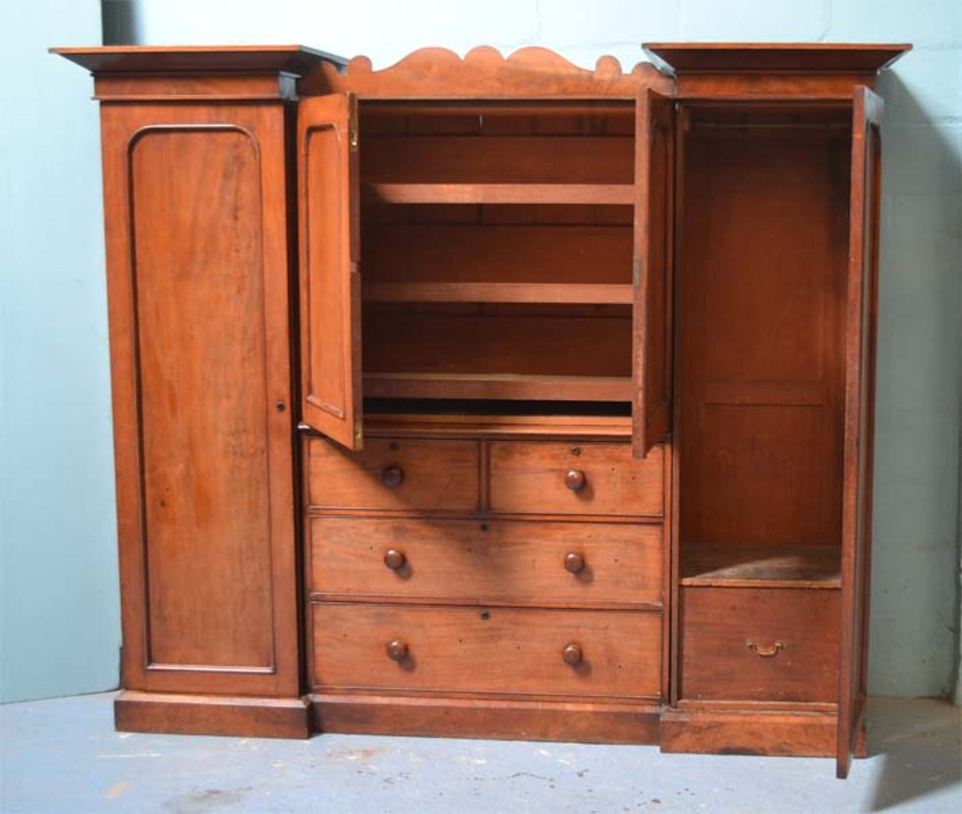 VICTORIAN MAHOGANY GENTLEMAN'S ANTIQUE COMPACTUM WARDROBE. 2090MM ( 82" ) HIGH X 2440MM ( 96" ) - Image 3 of 4