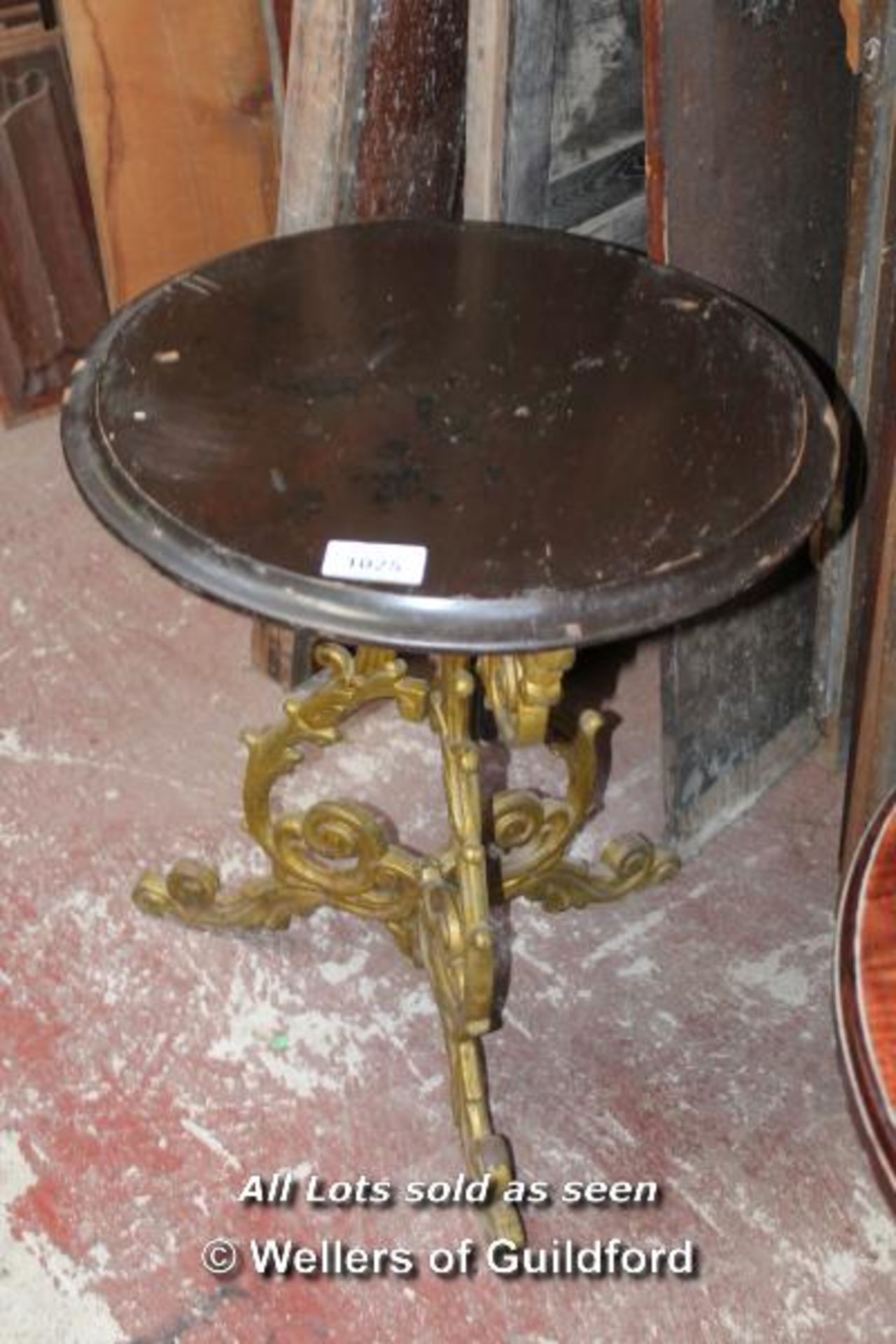 *SIMPLE CIRCULAR TABLE WITH CAST IRON BASE