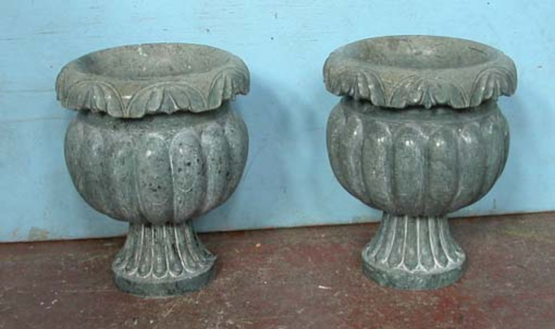 *PAIR OF MARBLE URNS, EARLY 1900S. 390MM (15.25IN) HIGH X 305MM (12IN) DIAMETER [0]