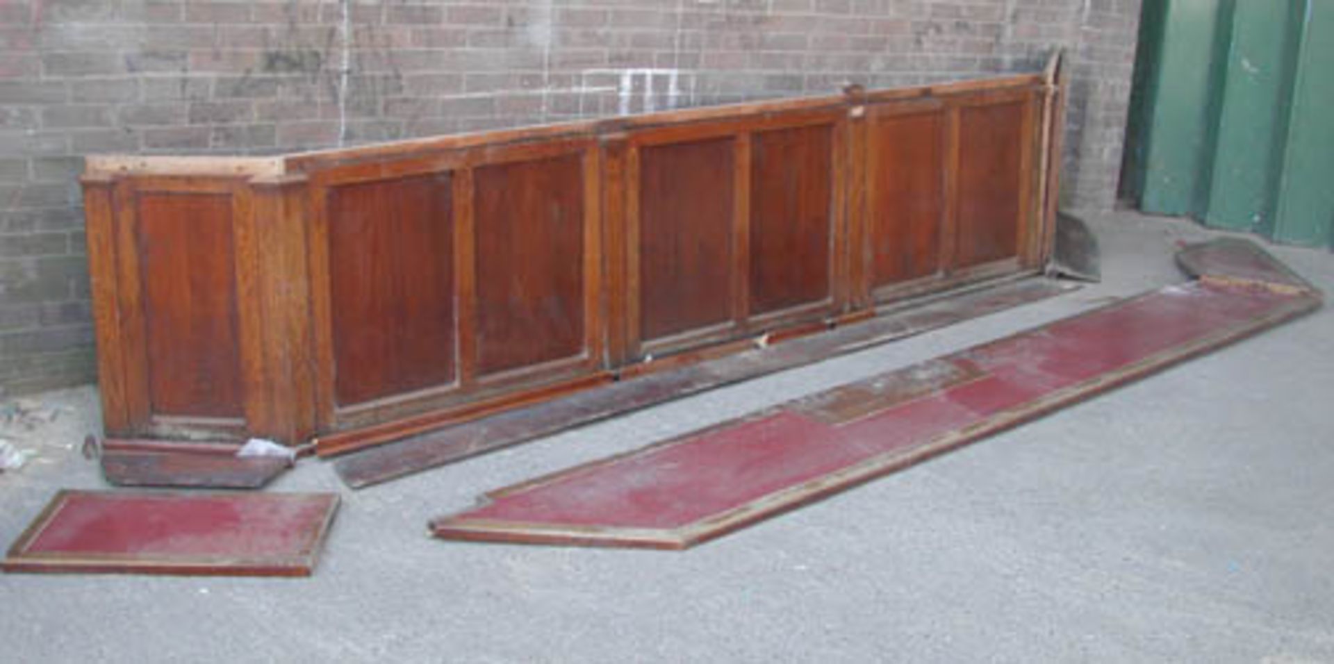 *4.7M RECLAIMED 1940S OAK PUB CAFE BAR FRONT PANELLING. A PLAIN AND HANDSOME MID CENTURY BAR TOP AND