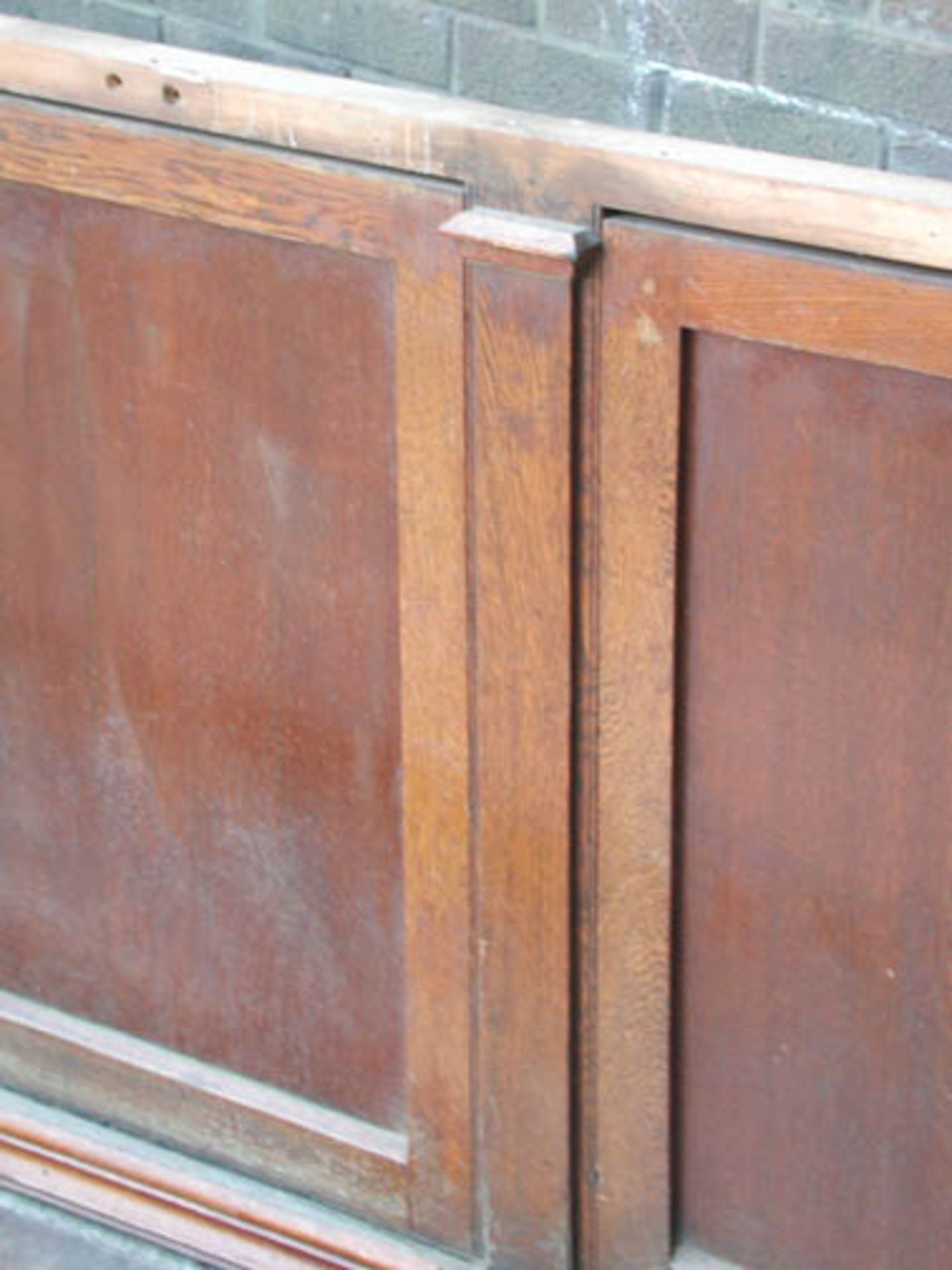 *4.7M RECLAIMED 1940S OAK PUB CAFE BAR FRONT PANELLING. A PLAIN AND HANDSOME MID CENTURY BAR TOP AND - Bild 3 aus 7