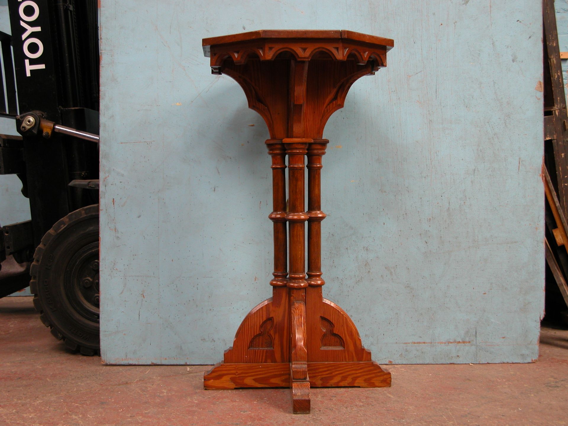 *PITCH PINE GOTHIC STAND WITH OCTAGONAL TOP AND TURNED COLUMNS. CIRCA 1890. 1035MM (40.75IN) HIGH - Bild 5 aus 5