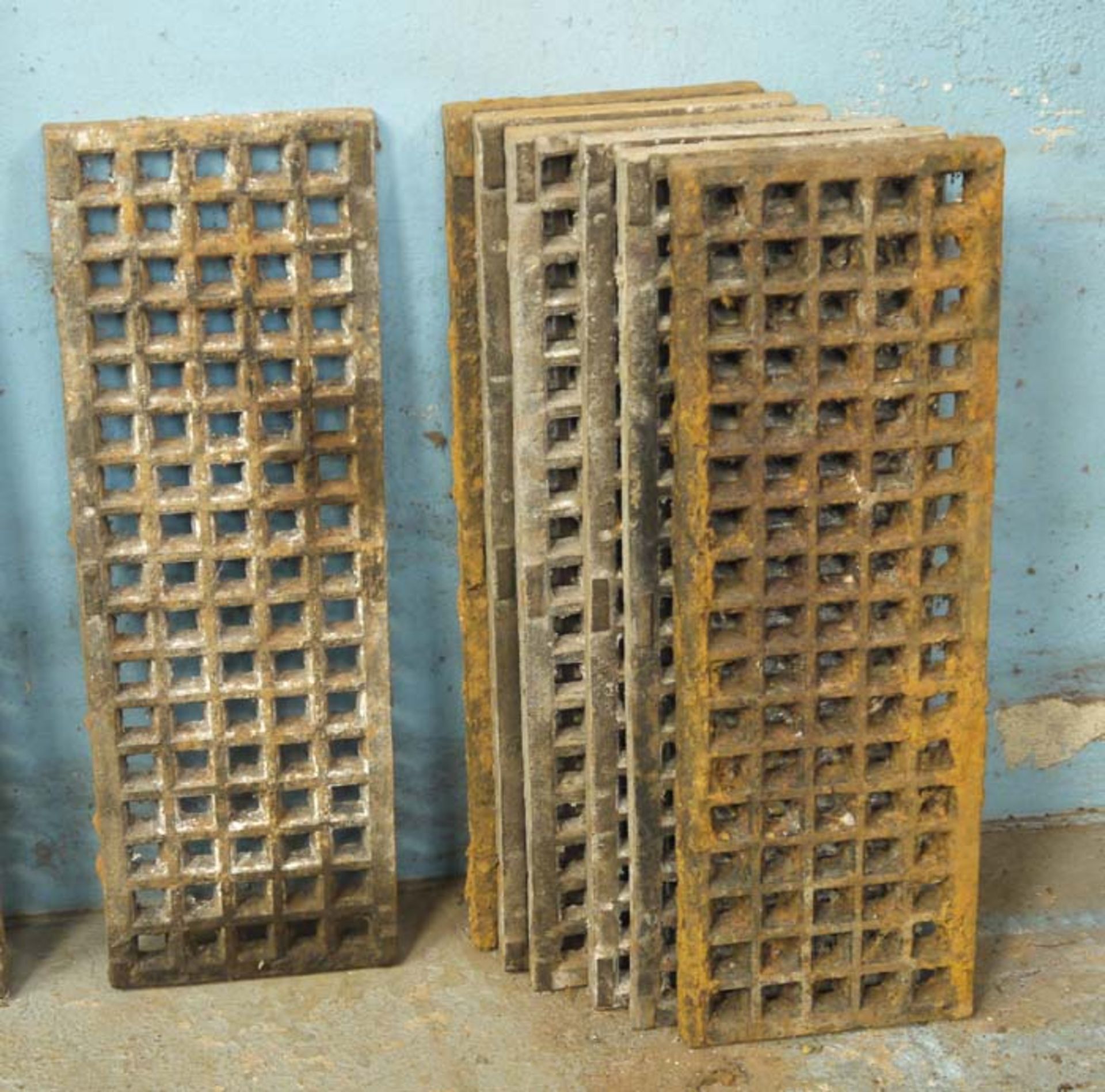 *TWELVE CAST IRON FLOOR GRILLES, CIRCA 1910. 202MM ( 8" ) WIDE X 18MM ( 0.75" ) DEEP. 2 X 1220MM ( - Bild 5 aus 6