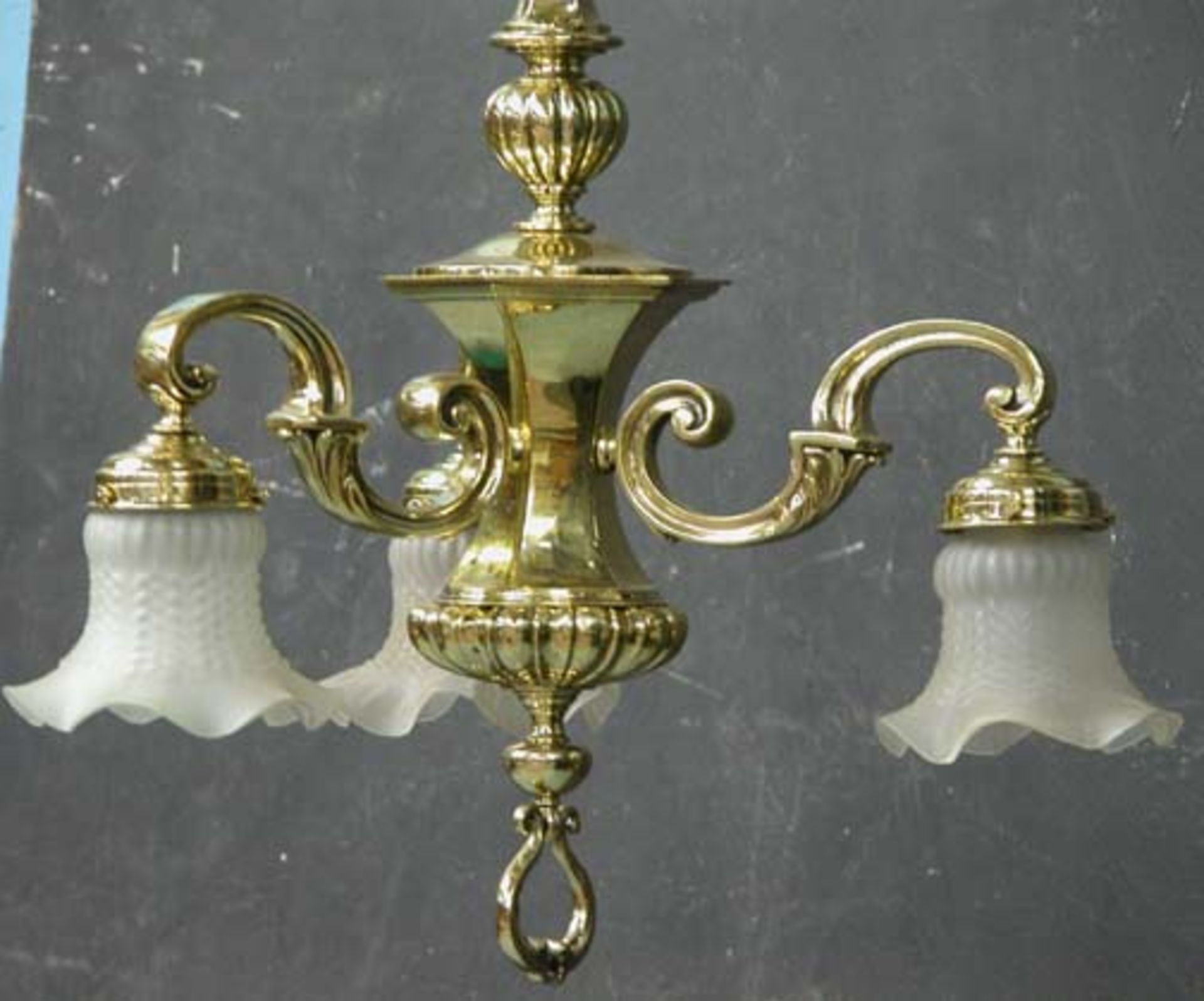 *CLASSICAL STYLE BRASS LIGHT FITTING, ELECTRIFIED, MID 1900. HEIGHT 630MM (24.75IN) X DIAMETER 470MM - Image 5 of 6