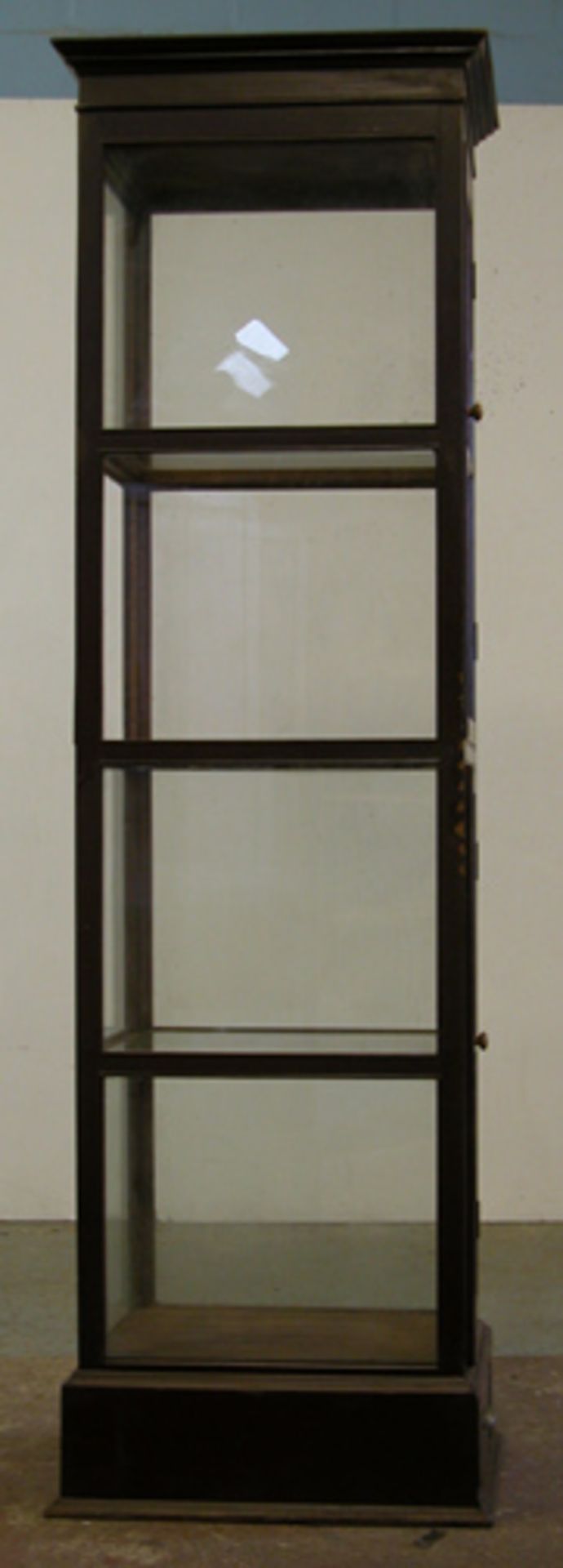 ANTIQUE TEAK SHOWCASE, LATE VICTORIAN. HEIGHT 2285MM (90IN) X WIDTH 545MM (21.25IN) X CORNICE DEPTH - Image 6 of 6