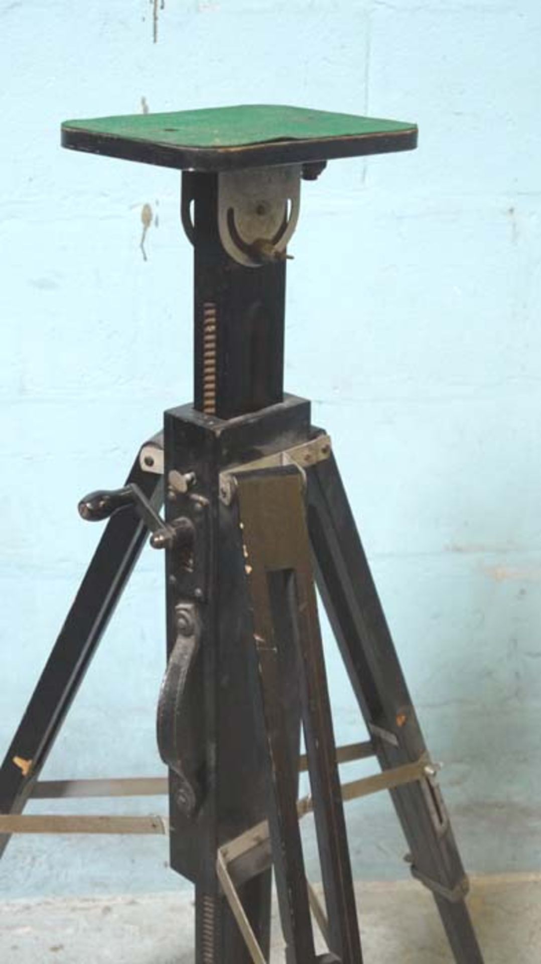 *WOODEN TRIPOD PAINTED BLACK. MAX 1830MM ( 72" ) HIGH X 760MM ( 30" ) DIAMETER OF BASE [0] - Bild 3 aus 4