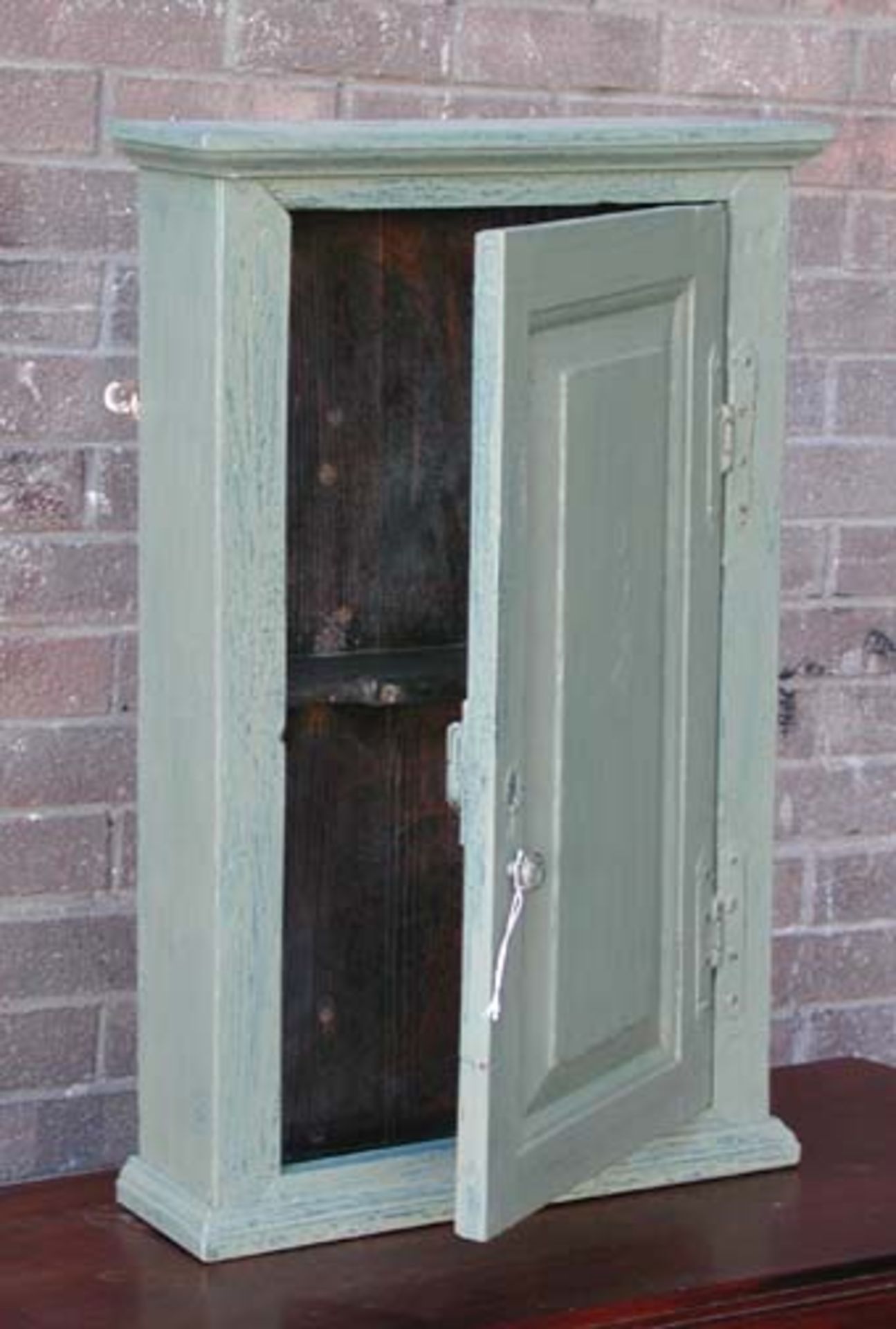 SMALL 18TH CENTURY PAINTED PINE WALL CUPBOARD. HEIGHT 740MM (29IN) X WIDTH 480MM (19IN) X DEPTH - Image 4 of 4