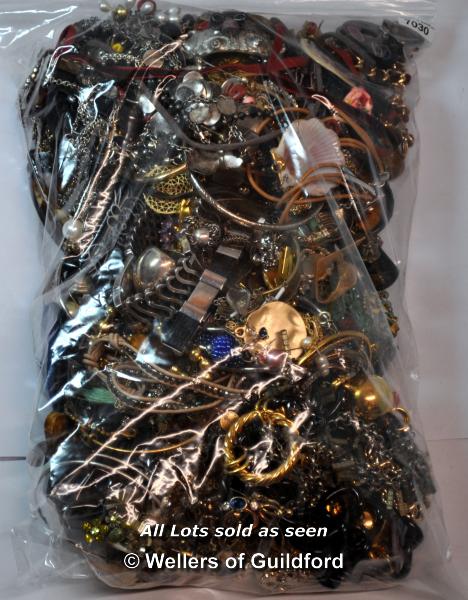 Bag Of Costume Jewellery, Gross Weight 2.48 Kilograms