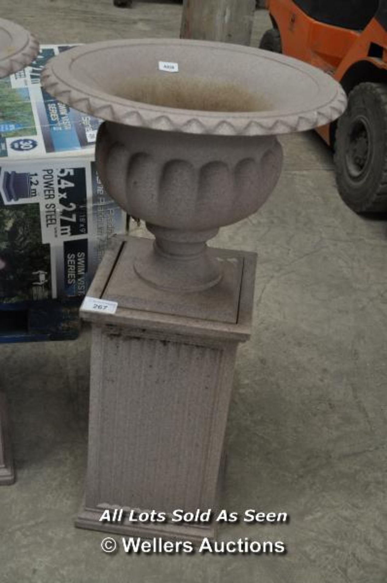PAIR OF PLASTIC GRANITE-STYLE URNS ON PLINTHS 1050MM HIGH EACH - Image 5 of 5