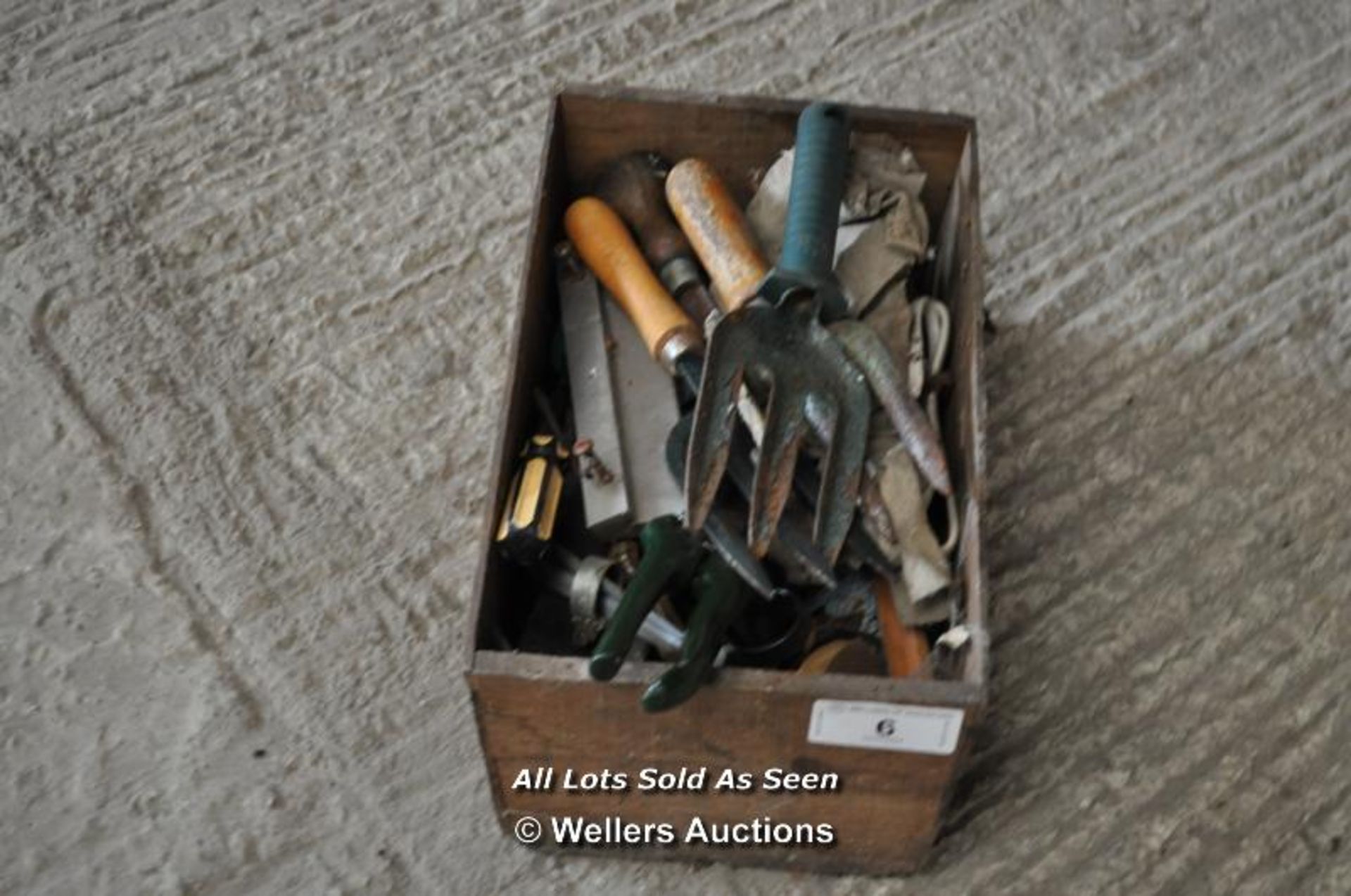 SMALL BOX OF MAINLY HAND TOOLS INCLUDING GARDENING TOOLS