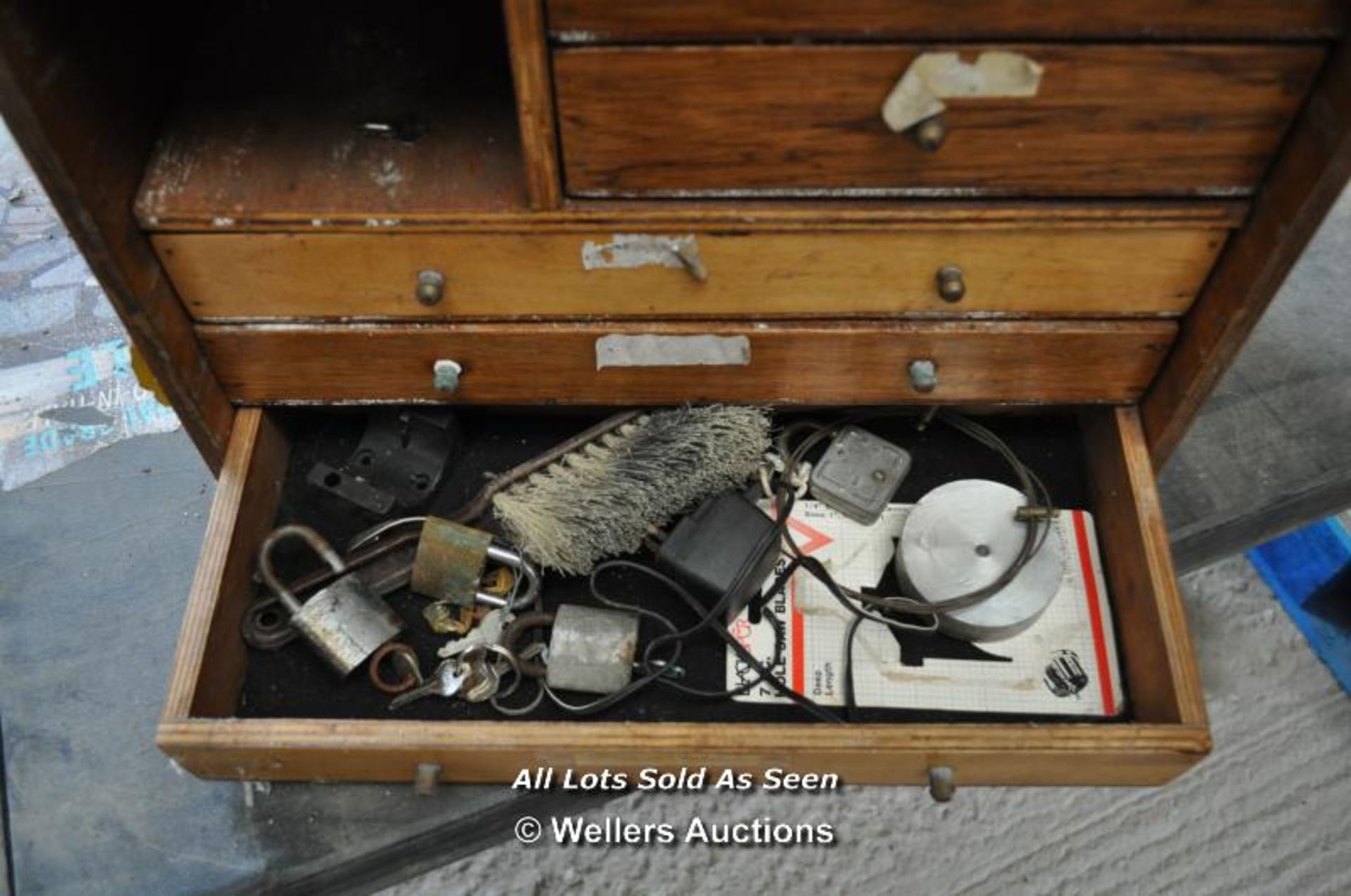 WOODEN DRAWER UNIT WITH VARIOUS SMALL DRAWERS HOUSING PADLOCKS, VINTAGE DRILL BITS AND SAW BLADES - Image 2 of 6