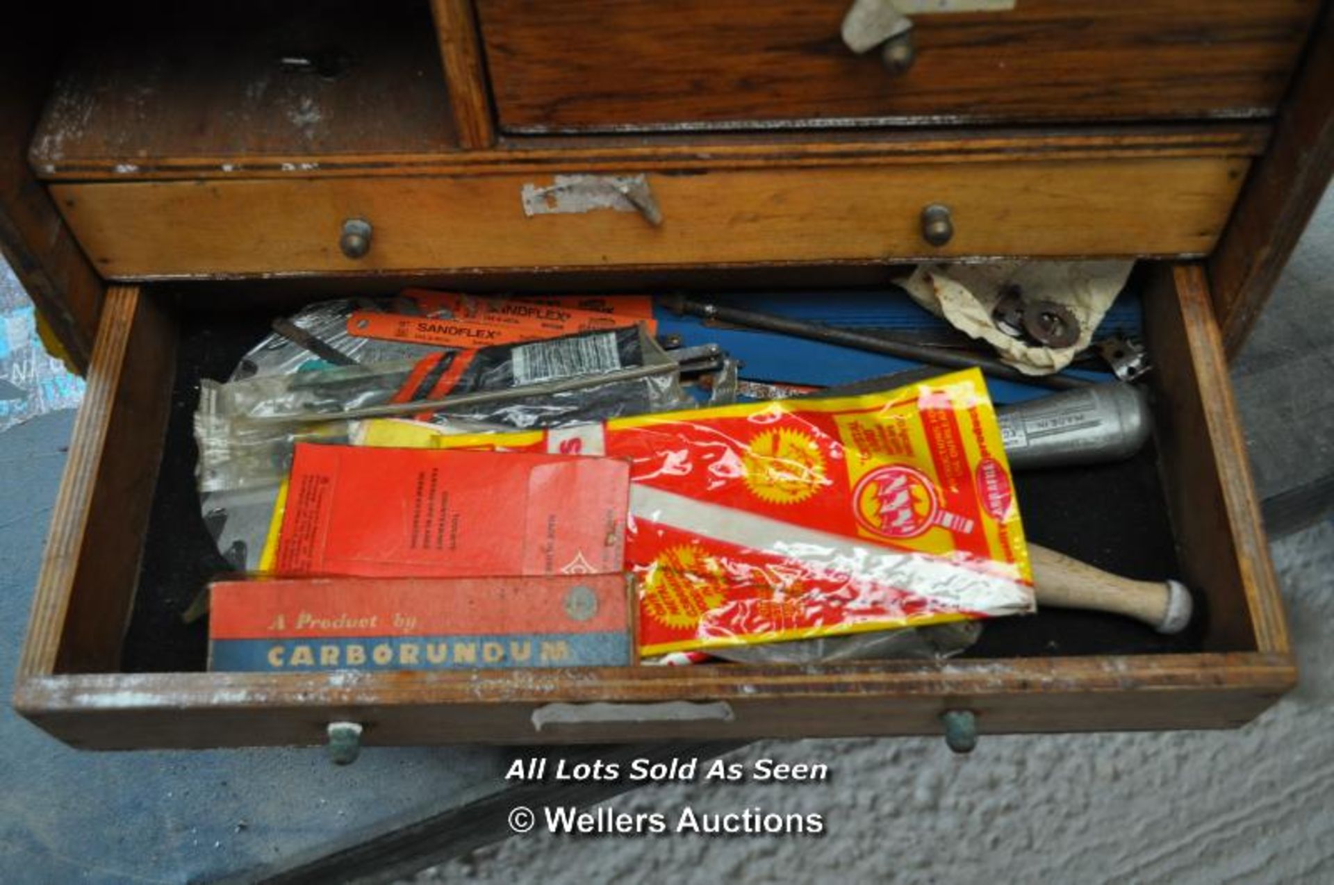 WOODEN DRAWER UNIT WITH VARIOUS SMALL DRAWERS HOUSING PADLOCKS, VINTAGE DRILL BITS AND SAW BLADES - Image 3 of 6