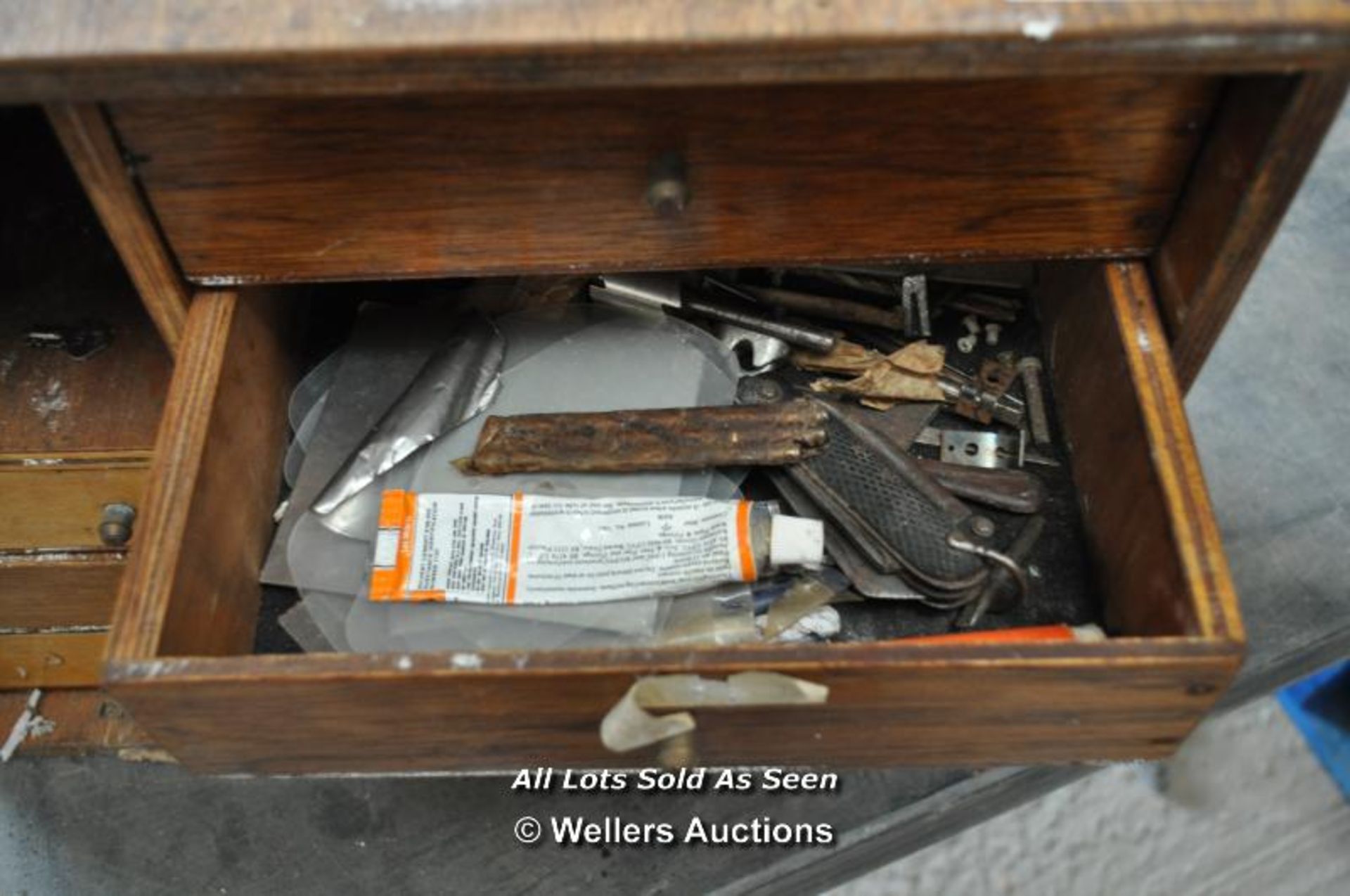 WOODEN DRAWER UNIT WITH VARIOUS SMALL DRAWERS HOUSING PADLOCKS, VINTAGE DRILL BITS AND SAW BLADES - Image 5 of 6