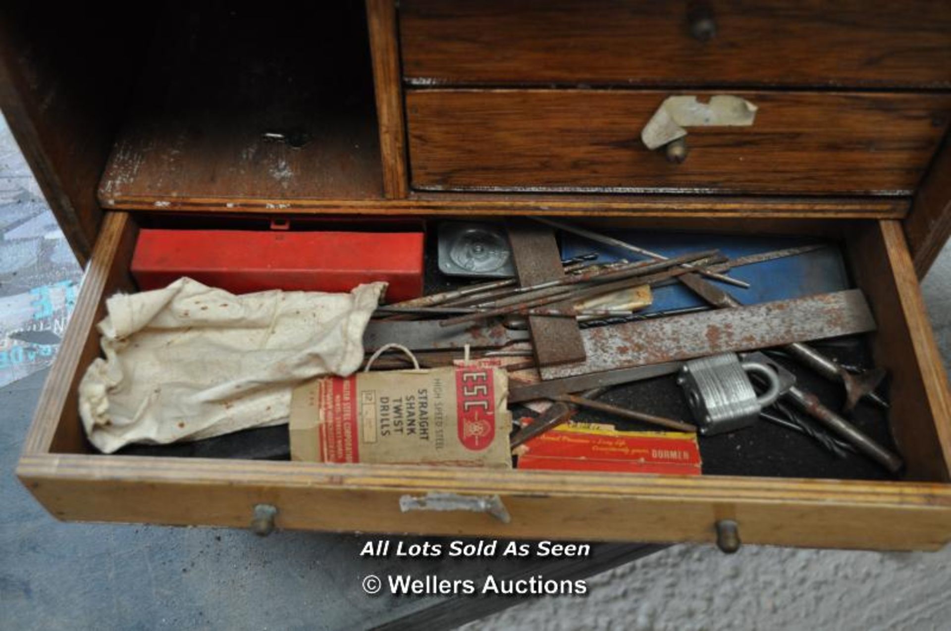 WOODEN DRAWER UNIT WITH VARIOUS SMALL DRAWERS HOUSING PADLOCKS, VINTAGE DRILL BITS AND SAW BLADES - Image 4 of 6