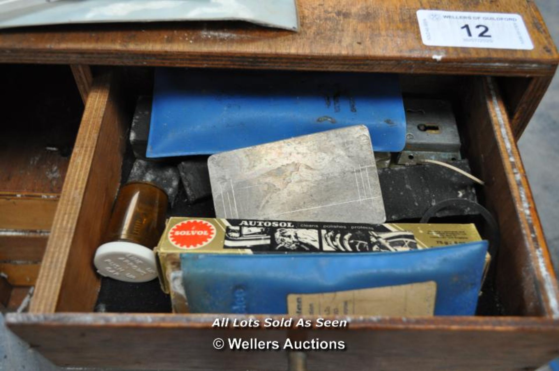 WOODEN DRAWER UNIT WITH VARIOUS SMALL DRAWERS HOUSING PADLOCKS, VINTAGE DRILL BITS AND SAW BLADES - Image 6 of 6