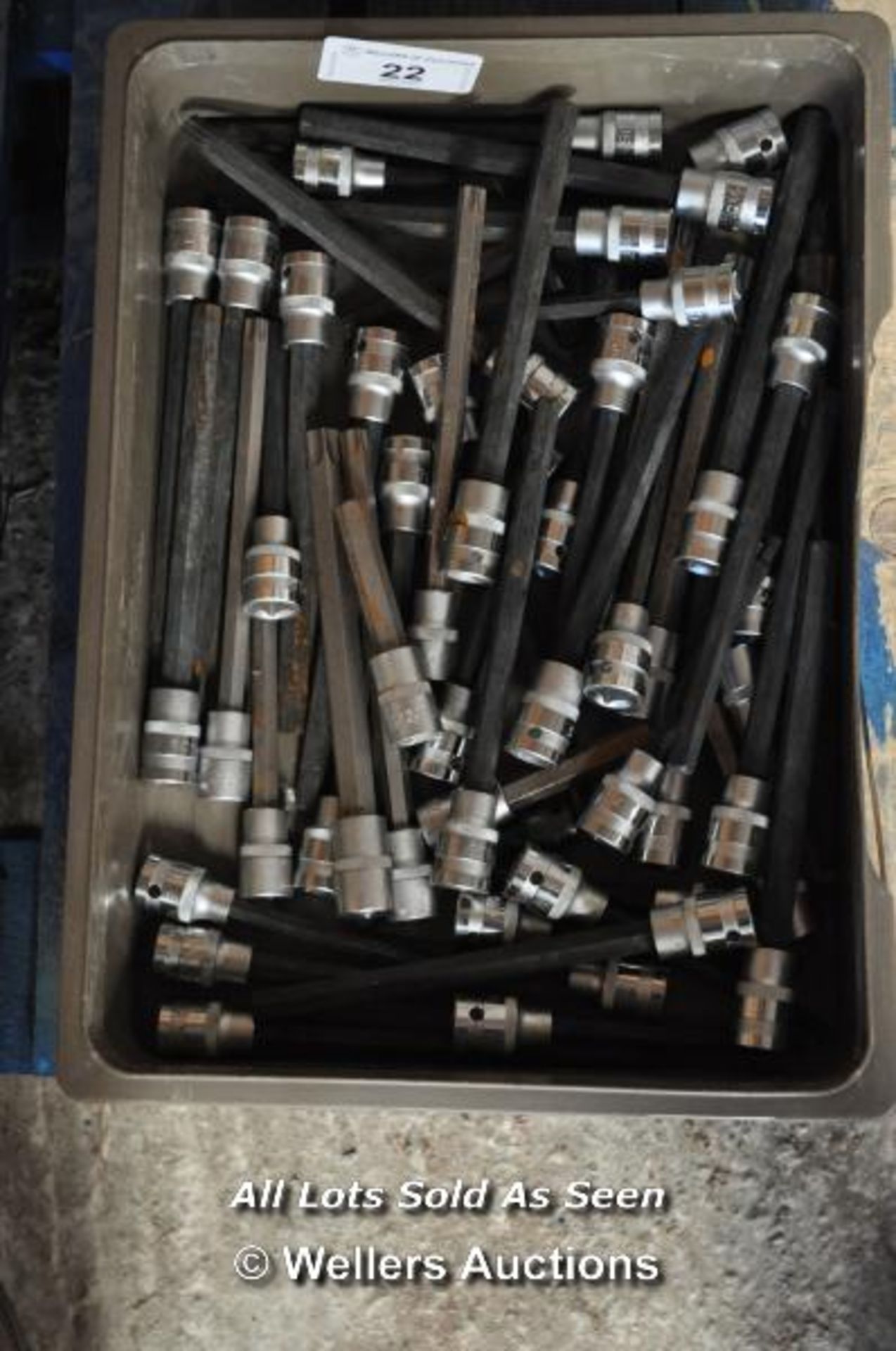 LARGE QUANTITY OF SOCKETS AND HEX KEYS