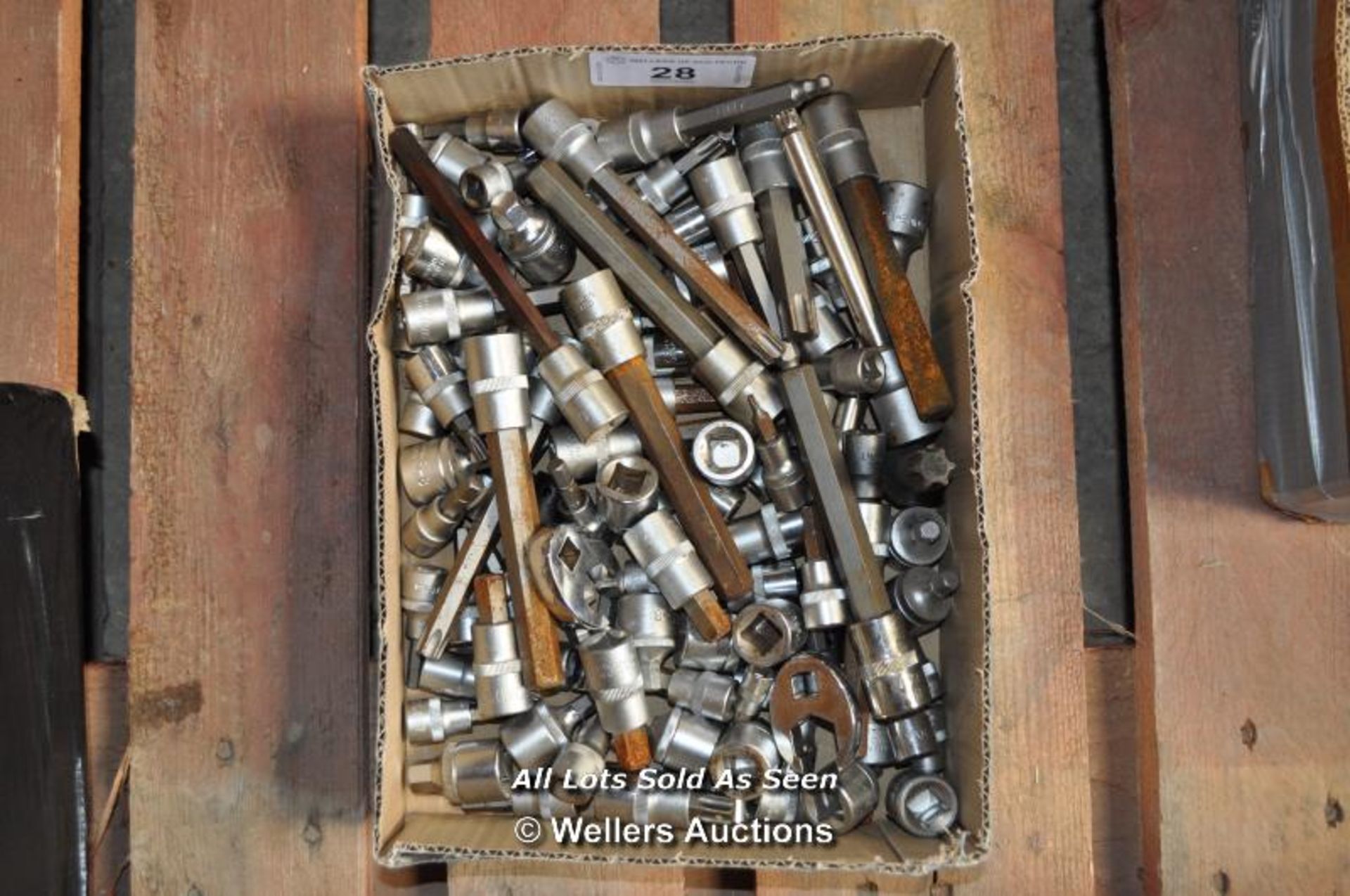 LARGE QUANTITY OF SOCKETS AND HEX KEYS