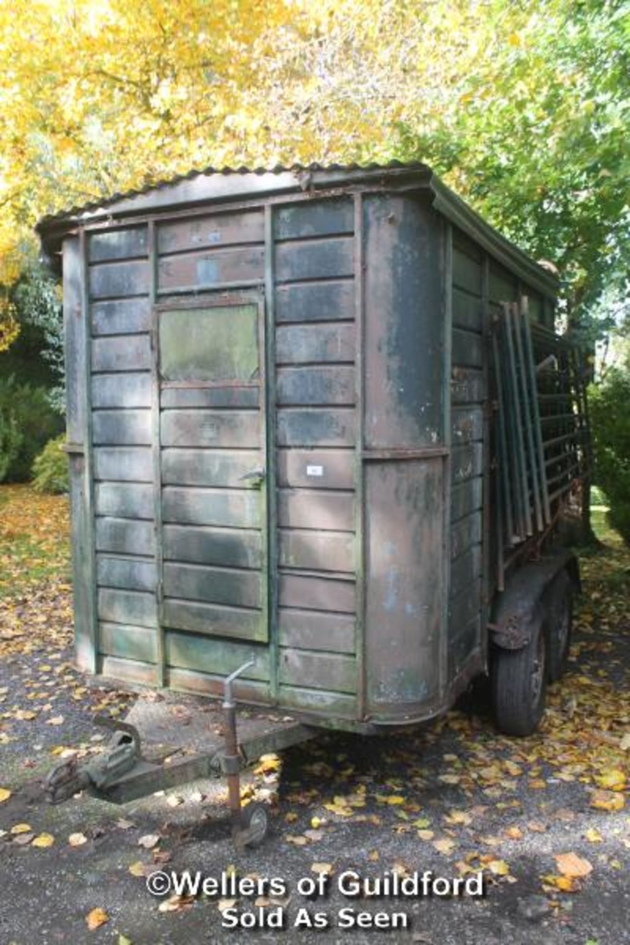 BRAMBERING ENGINEERING CO DW4 TWIN AXLE SHEEP TRAILER AND FENCING