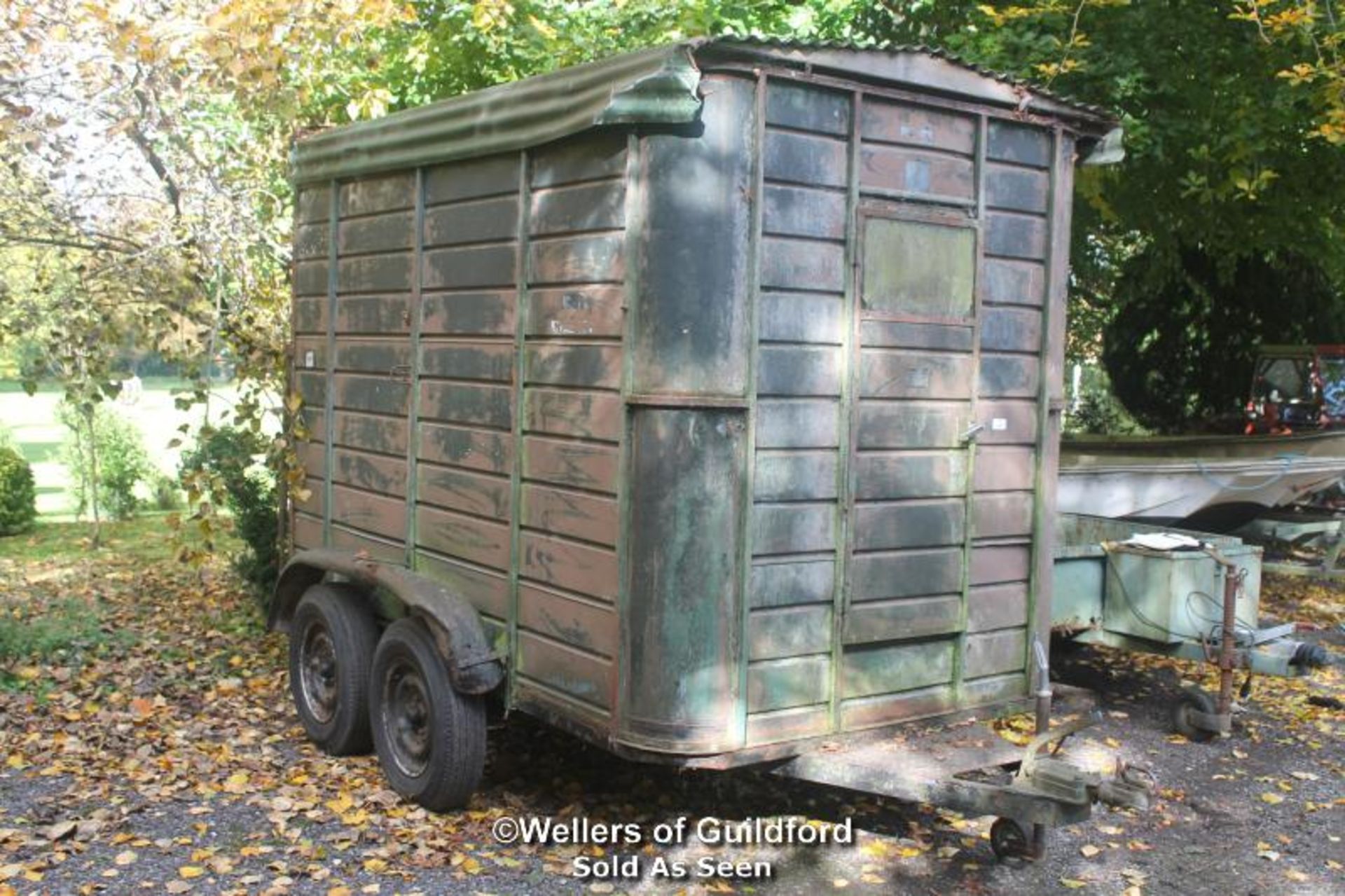 BRAMBERING ENGINEERING CO DW4 TWIN AXLE SHEEP TRAILER AND FENCING - Image 3 of 6