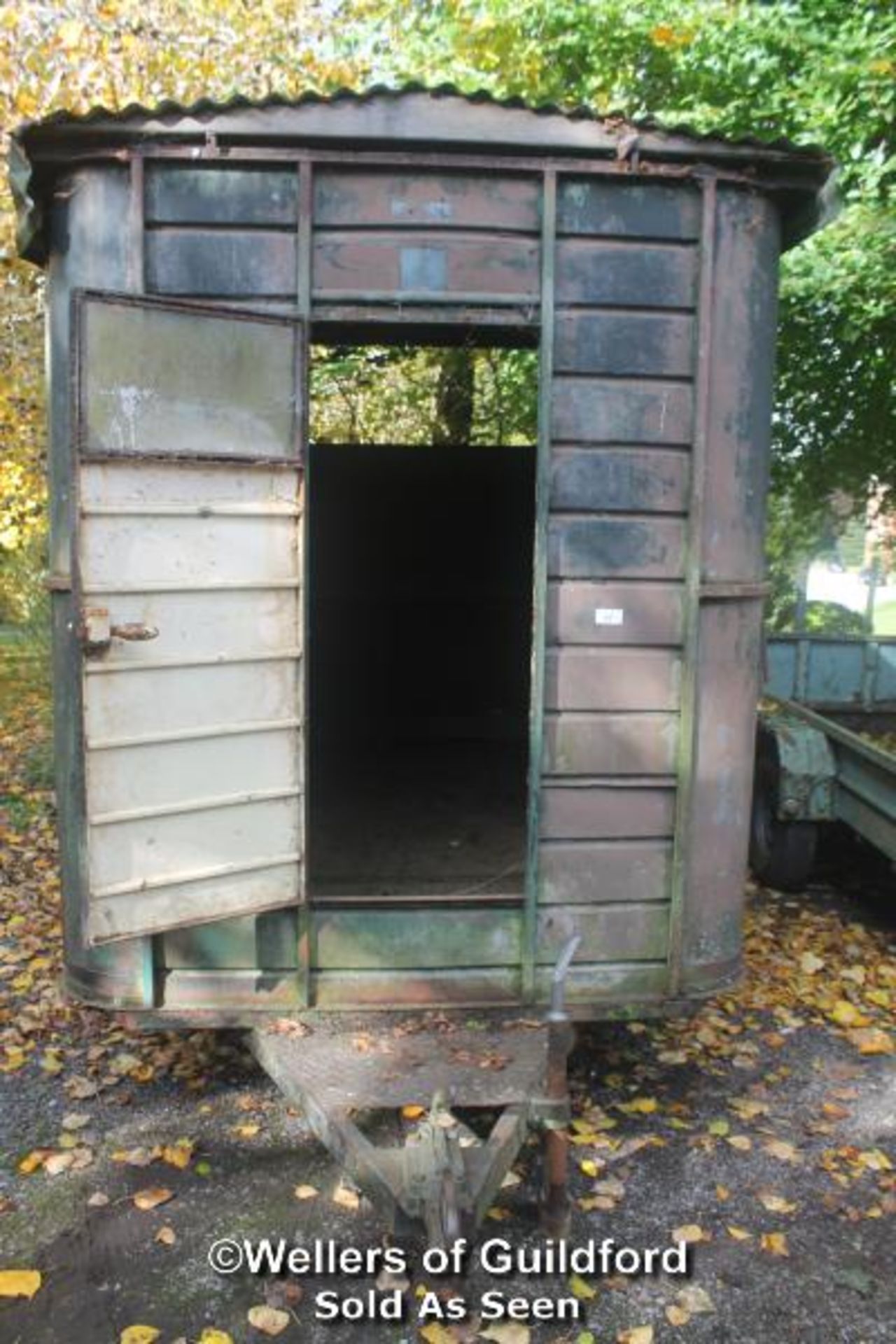 BRAMBERING ENGINEERING CO DW4 TWIN AXLE SHEEP TRAILER AND FENCING - Image 5 of 6